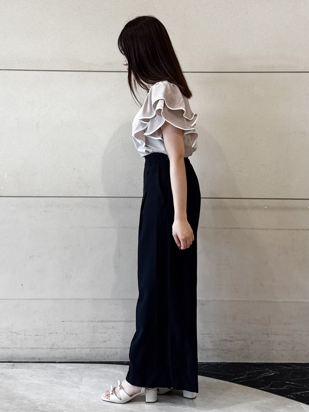 ベージュ系のTシャツ/カットソー、ブルー系のその他パンツ、ホワイト系のサンダルを着用したレディースの夏コーディネートの2枚目の写真