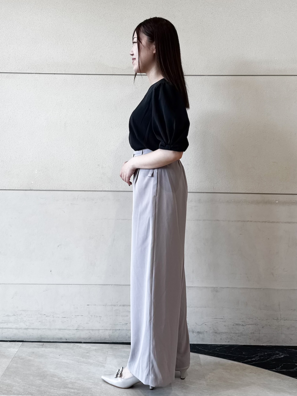 ブラック系のシャツ/ブラウス、グレー系のその他パンツ、ベージュ系のパンプスを着用したレディースの夏コーディネートの2枚目の写真