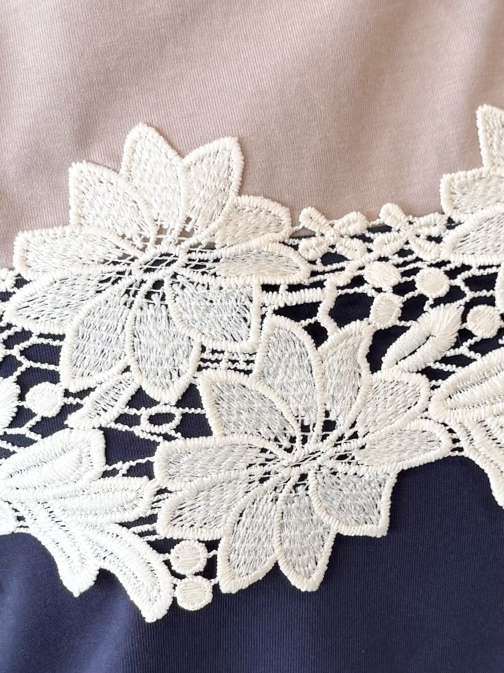ブルー系のTシャツ/カットソー、ブラック系のその他パンツ、ベージュ系のパンプスを着用したレディースの春コーディネートの4枚目の写真