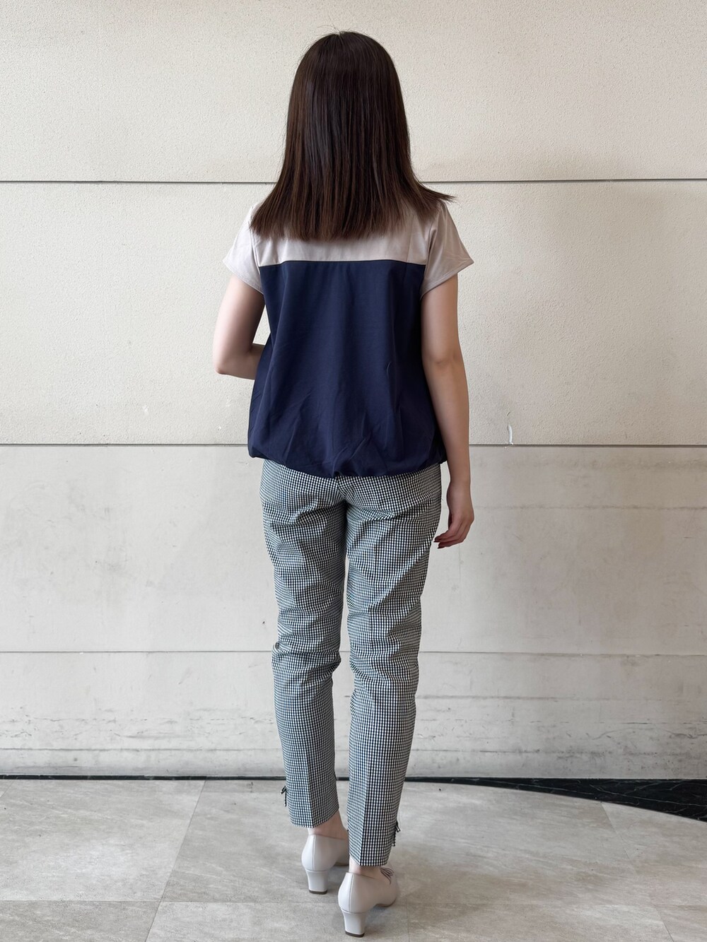 ブルー系のTシャツ/カットソー、ブラック系のその他パンツ、ベージュ系のパンプスを着用したレディースの春コーディネートの3枚目の写真