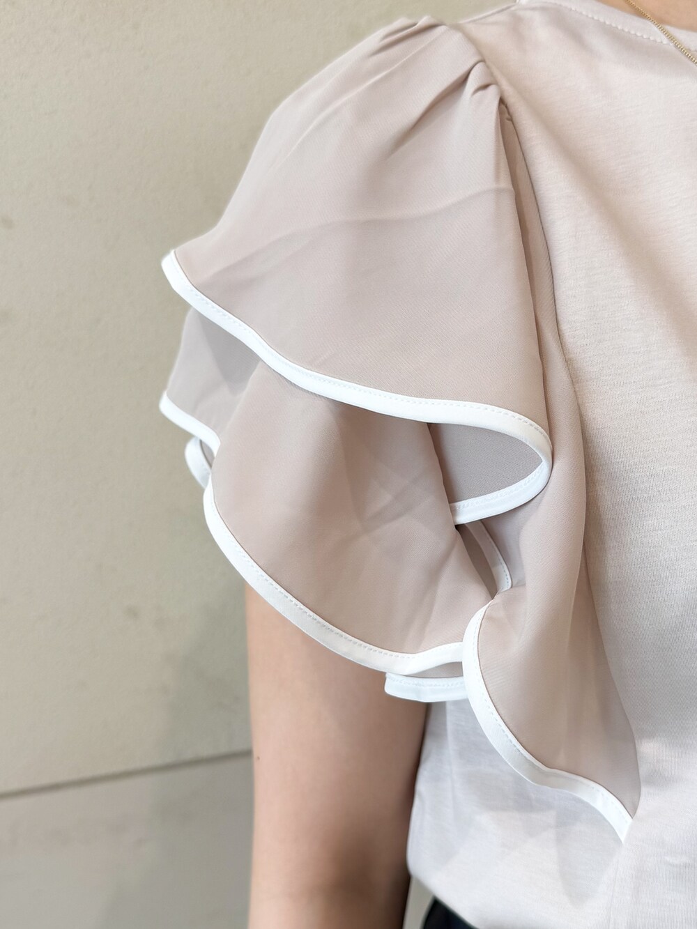 ベージュ系のTシャツ/カットソー、ブルー系のその他パンツ、ホワイト系のサンダルを着用したレディースの夏コーディネートの4枚目の写真