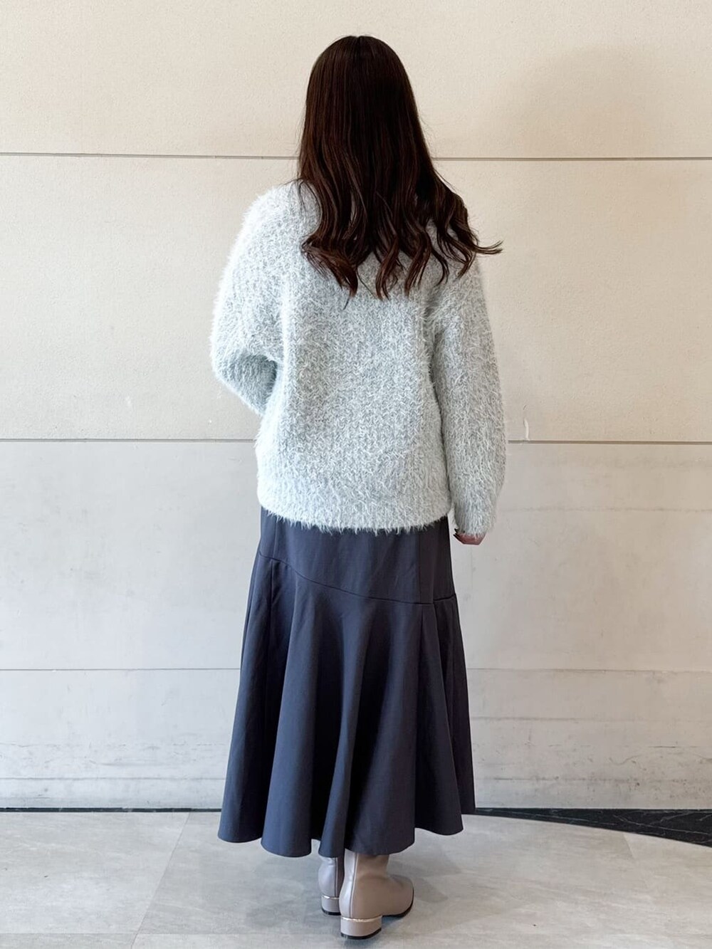 グレー系のカーディガン/ボレロ、ブラック系のTシャツ/カットソー、グレー系のスカートを着用したレディースの冬コーディネートの3枚目の写真