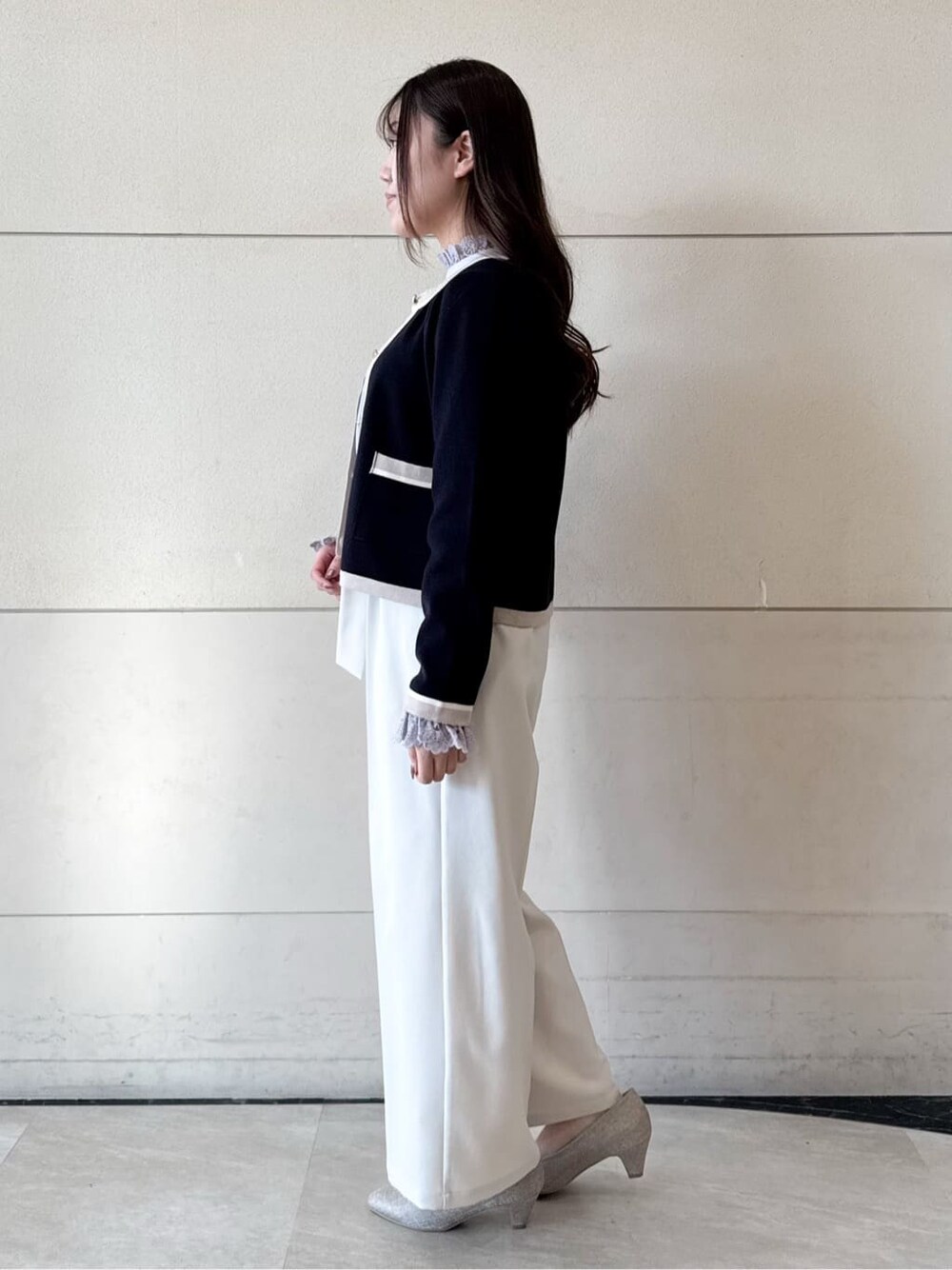 ブルー系のカーディガン/ボレロ、グレー系のシャツ/ブラウス、ホワイト系のその他パンツを着用したレディースの冬コーディネートの2枚目の写真