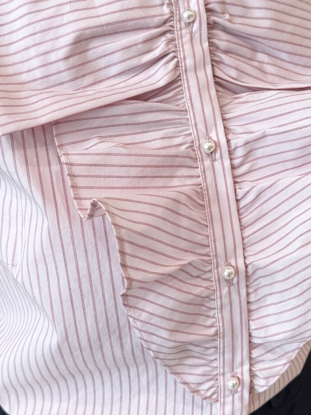 ピンク系のシャツ/ブラウス、ブルー系のその他パンツ、ブラック系のサンダルを着用したレディースの夏コーディネートの4枚目の写真