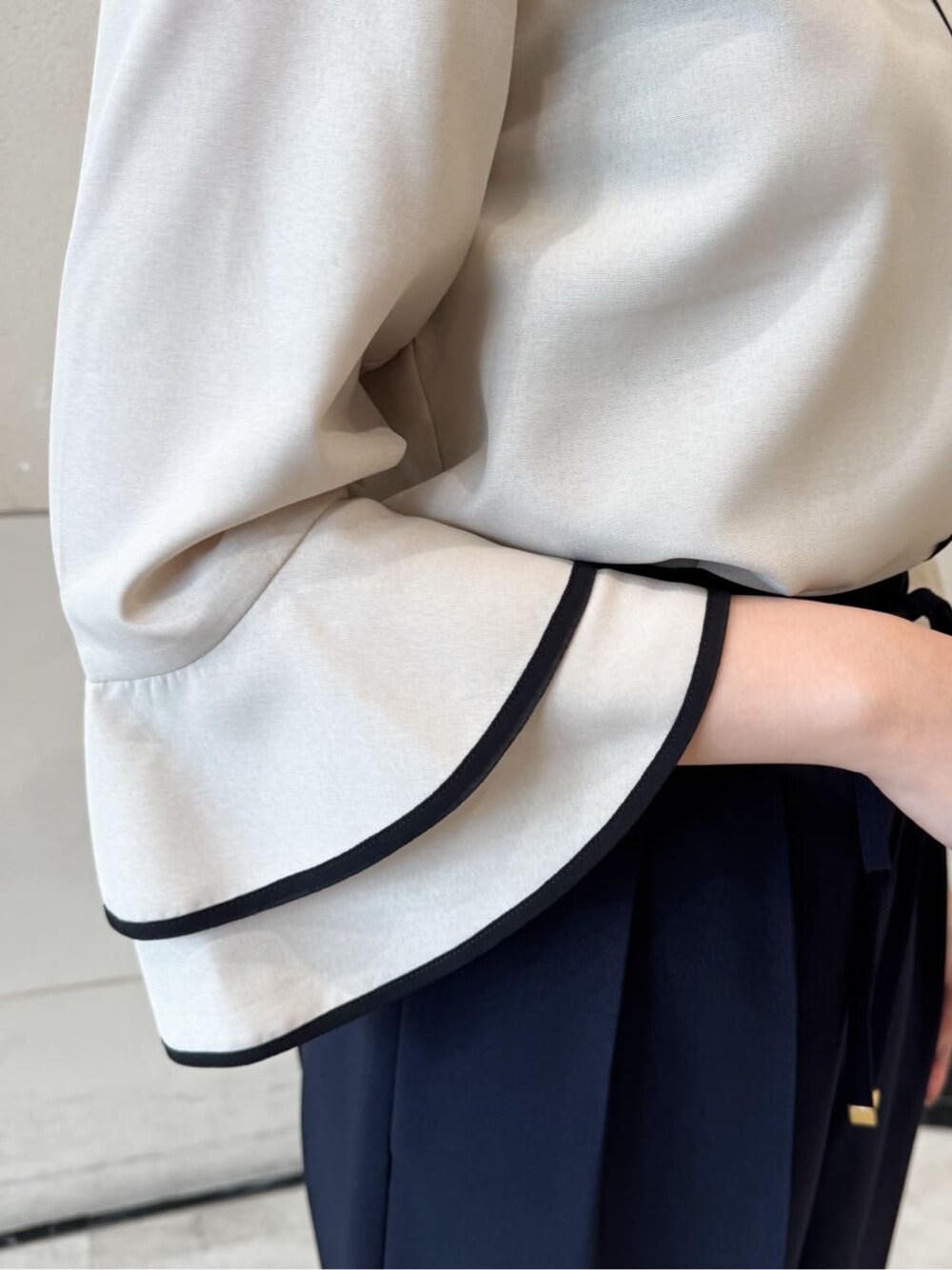 ベージュ系のシャツ/ブラウス、ブルー系のその他パンツ、ブラック系のパンプスを着用したレディースの春コーディネートの4枚目の写真