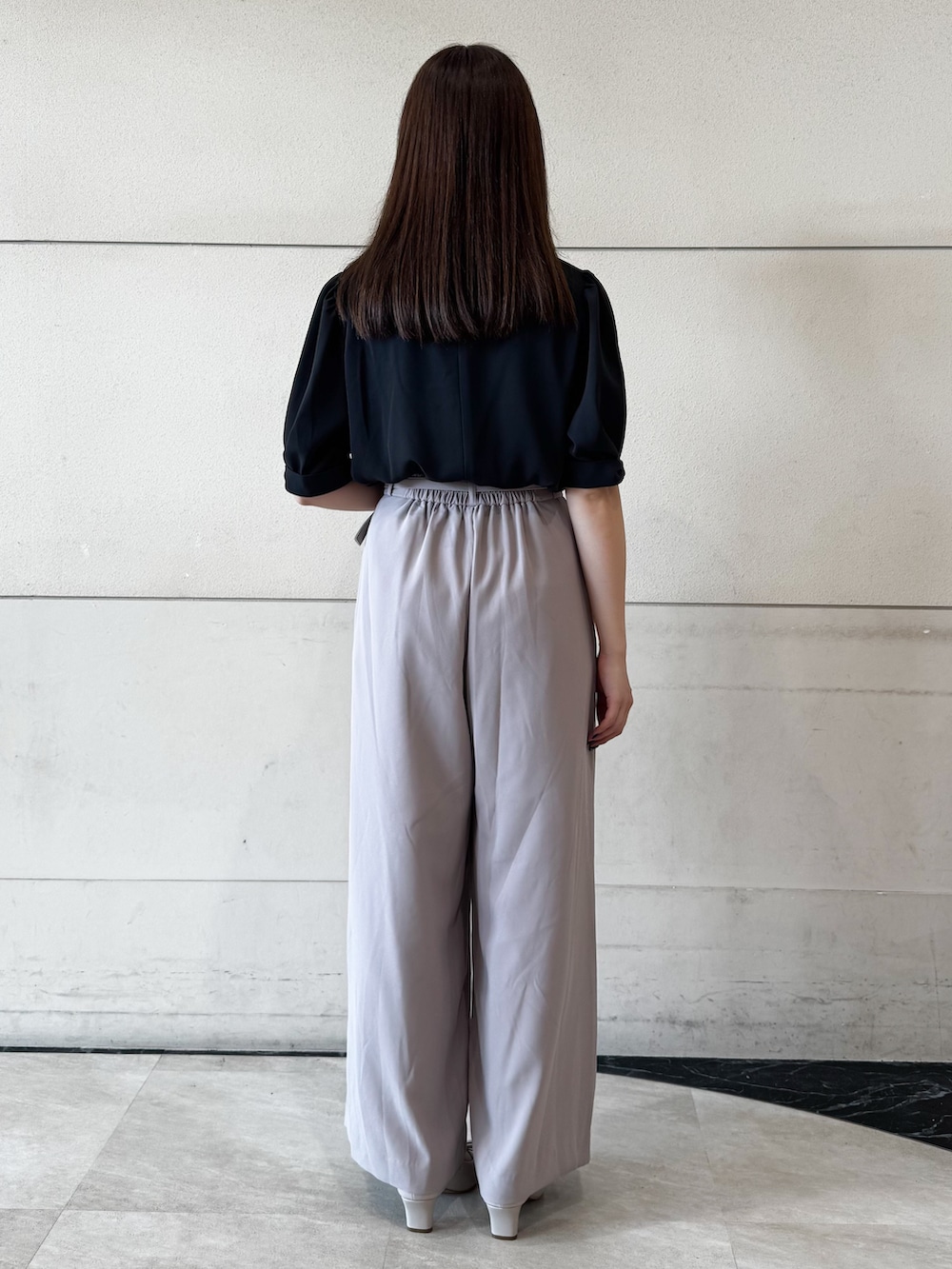 ブラック系のシャツ/ブラウス、グレー系のその他パンツ、ベージュ系のパンプスを着用したレディースの夏コーディネートの3枚目の写真