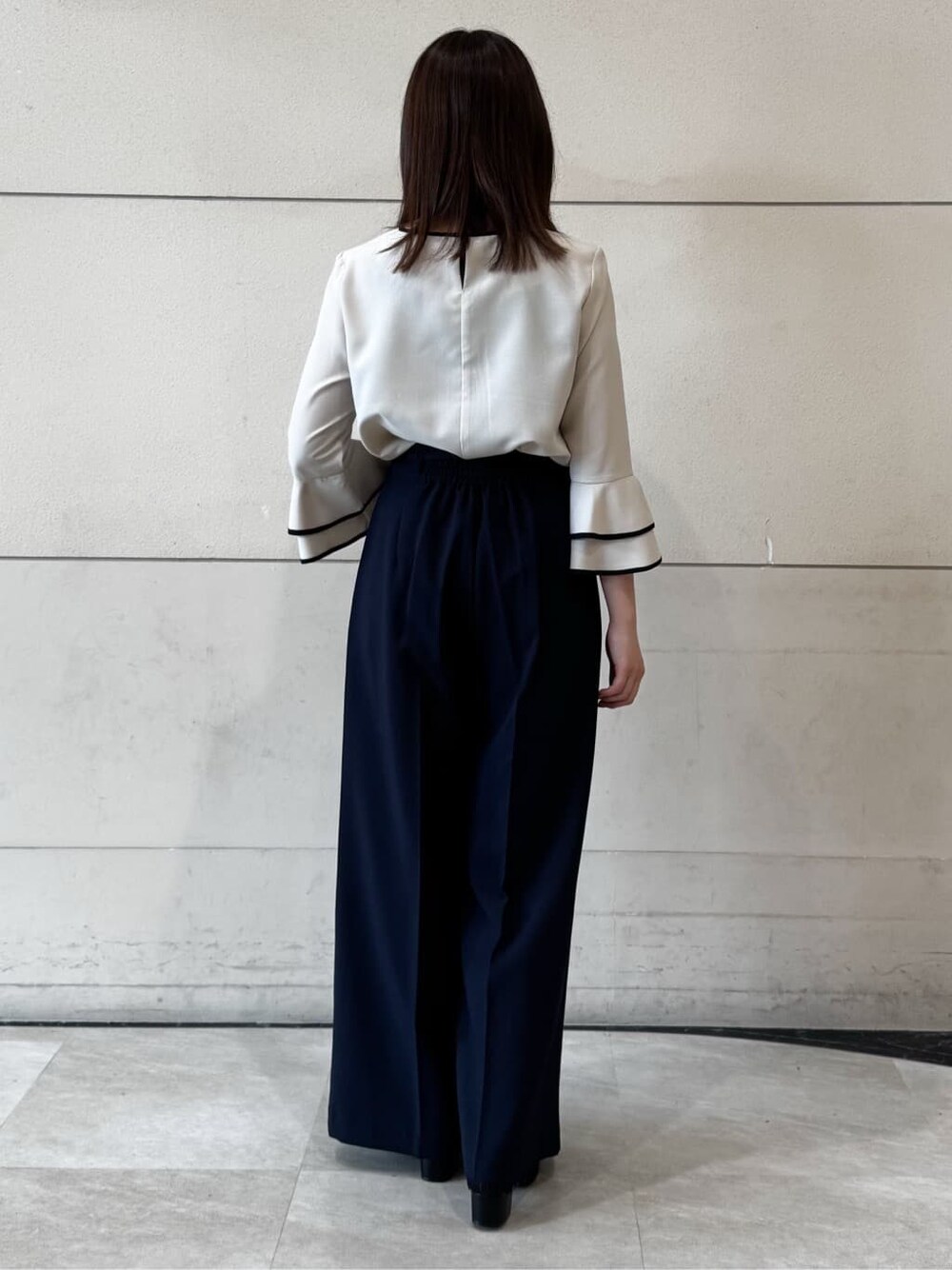ベージュ系のシャツ/ブラウス、ブルー系のその他パンツ、ブラック系のパンプスを着用したレディースの春コーディネートの3枚目の写真