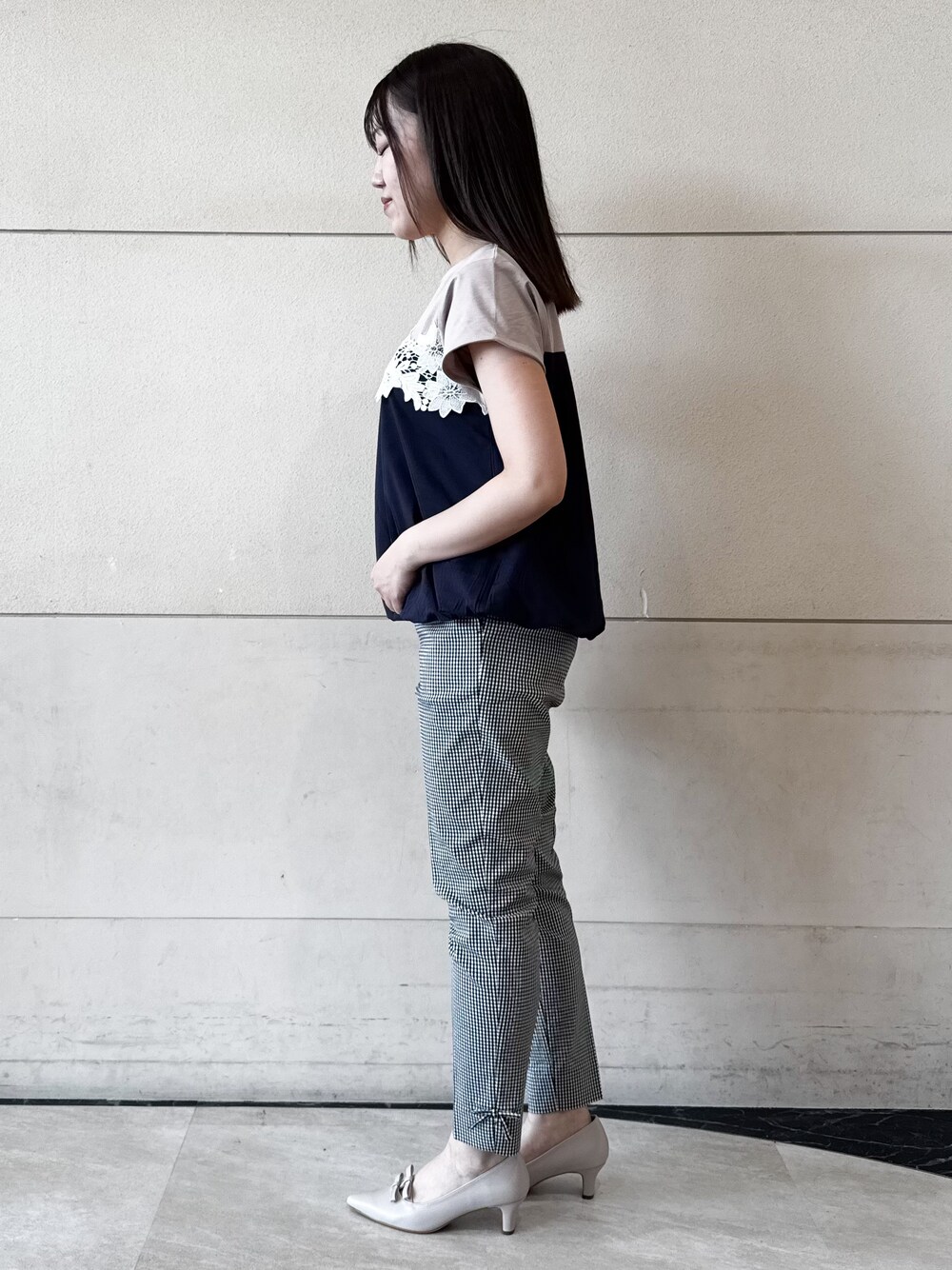 ブルー系のTシャツ/カットソー、ブラック系のその他パンツ、ベージュ系のパンプスを着用したレディースの春コーディネートの2枚目の写真