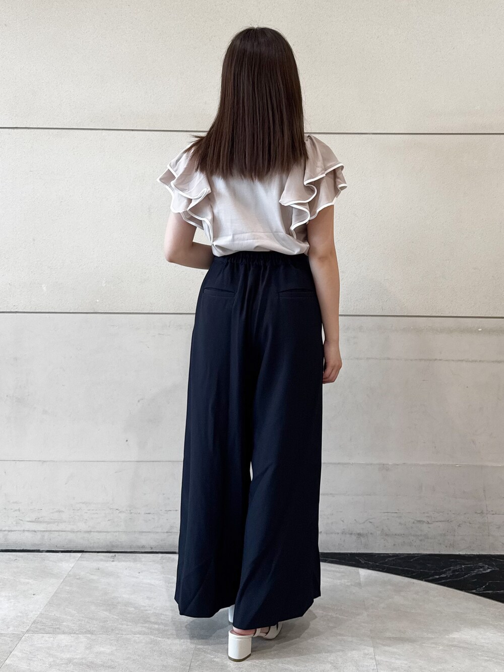 ベージュ系のTシャツ/カットソー、ブルー系のその他パンツ、ホワイト系のサンダルを着用したレディースの夏コーディネートの3枚目の写真