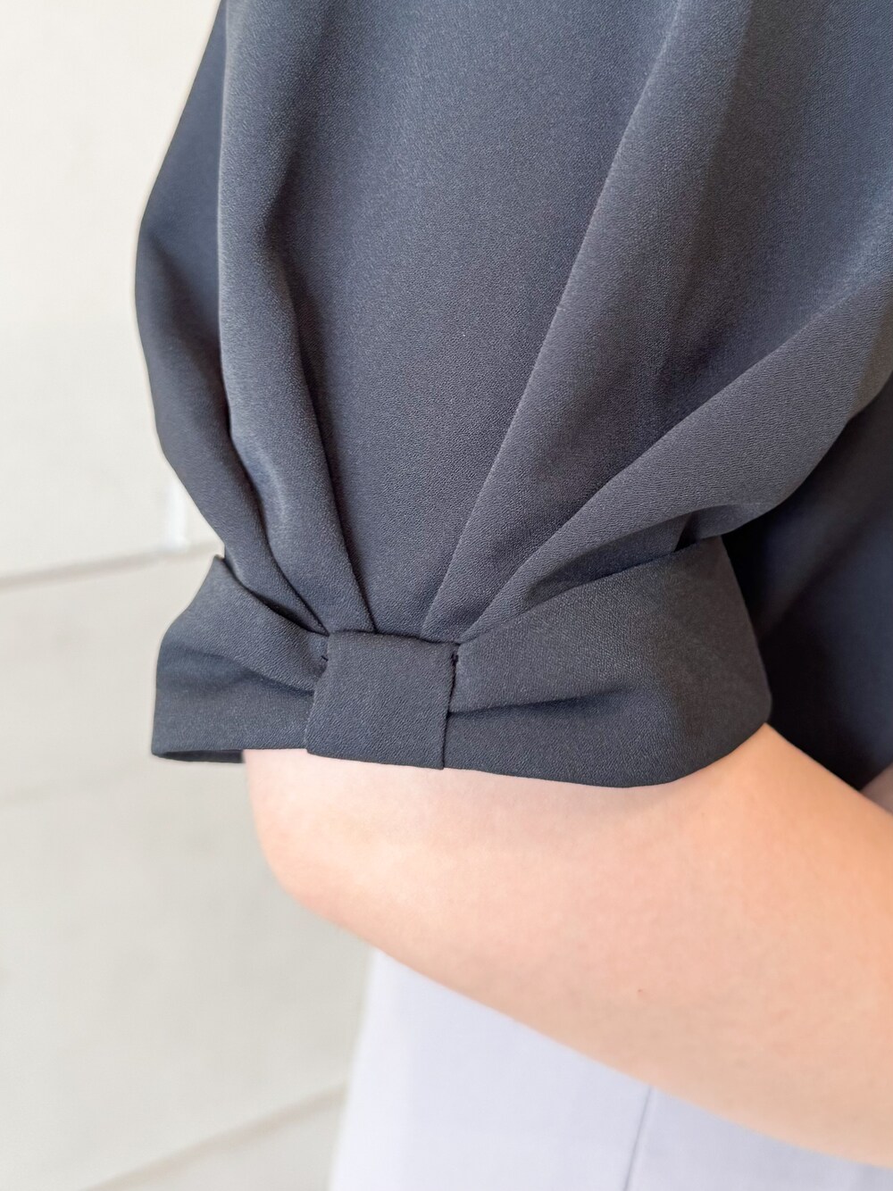 ブラック系のシャツ/ブラウス、グレー系のその他パンツ、ベージュ系のパンプスを着用したレディースの夏コーディネートの4枚目の写真