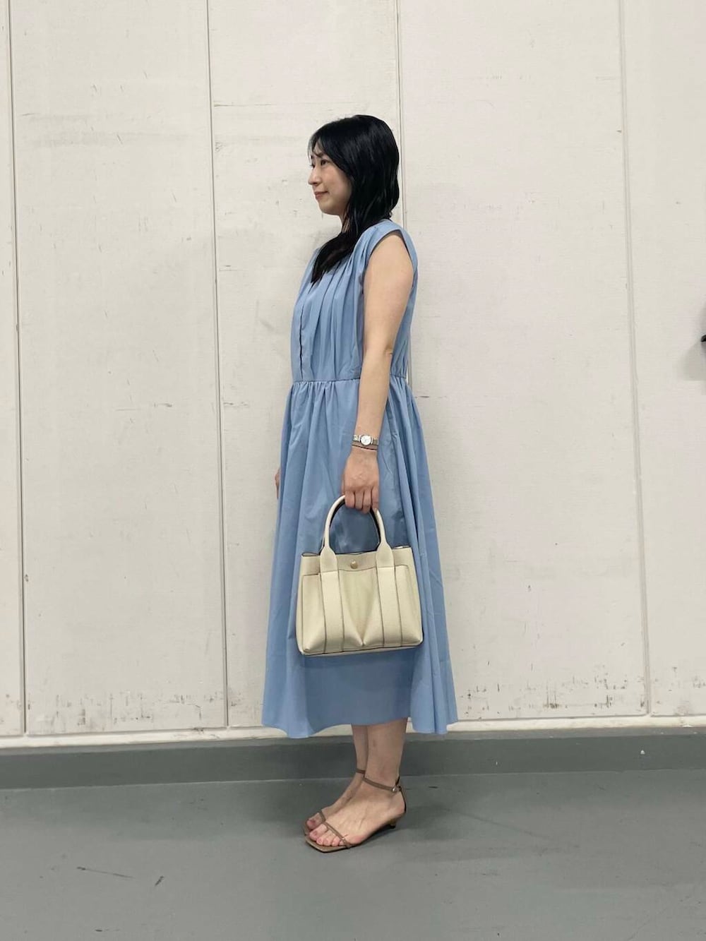 「シンプル、ワンピース、アーバンリサーチ、URBANRESEARCH、ootd、半袖、新作、30代、新作コーデ、骨格ナチュラル、毎日コーデ、164cm、イエベ春」｜「RODE SKOのプチダブルポケットトートバッグ（トートバッグ、ホワイト系）」を使った、yuuuur01さん（レディース・164cm）の夏コーディネートの3枚目の写真