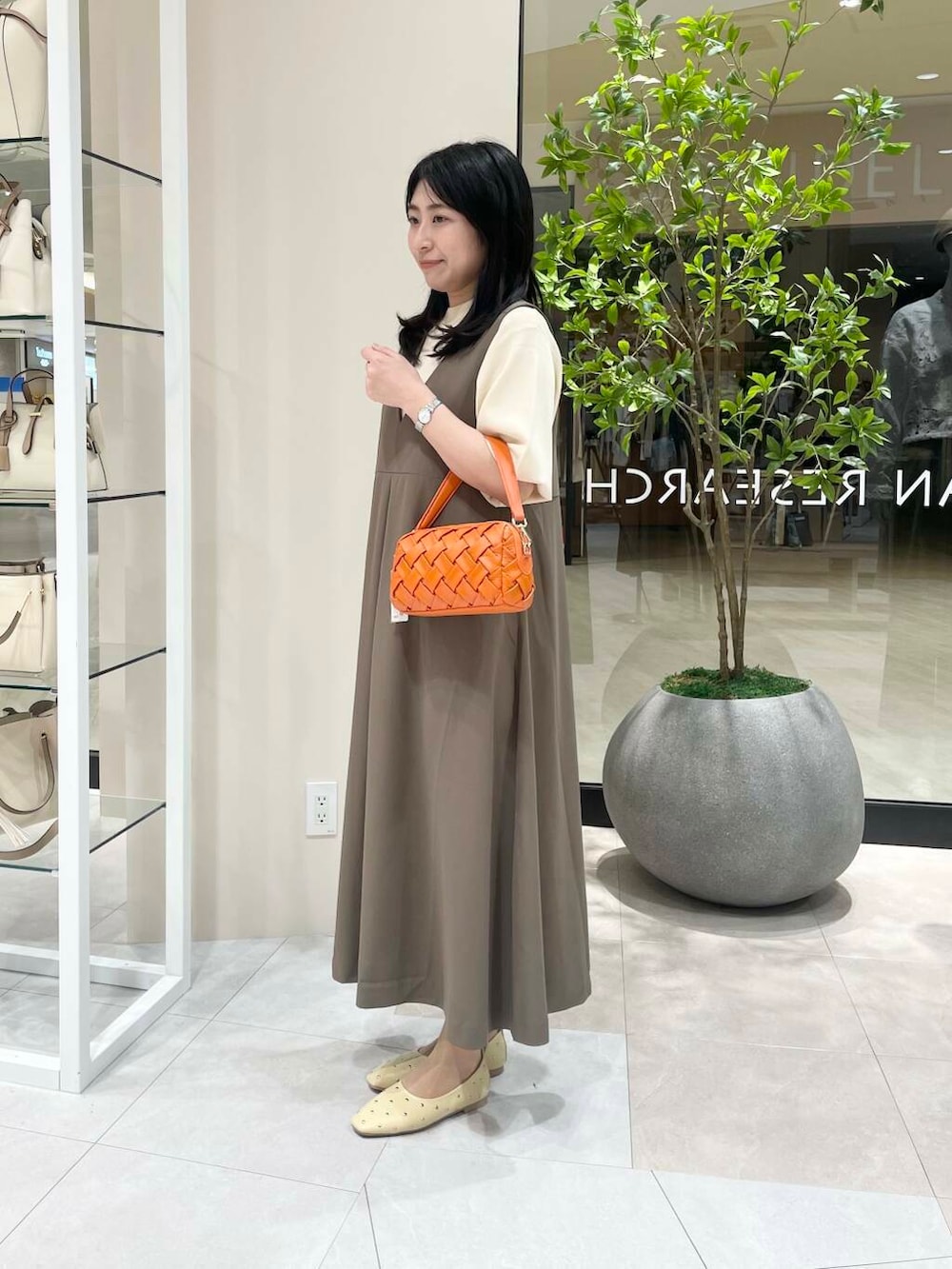 「シンプル、ワンピース、アーバンリサーチ、URBANRESEARCH、ootd、春コーデ、新作、30代、新作コーデ、毎日コーデ、164cm」｜「RODE SKOのメッシュライクショルダーバッグ（ショルダーバッグ、オレンジ系）」を使った、yuuuur01さん（レディース・164cm）の春コーディネートの3枚目の写真