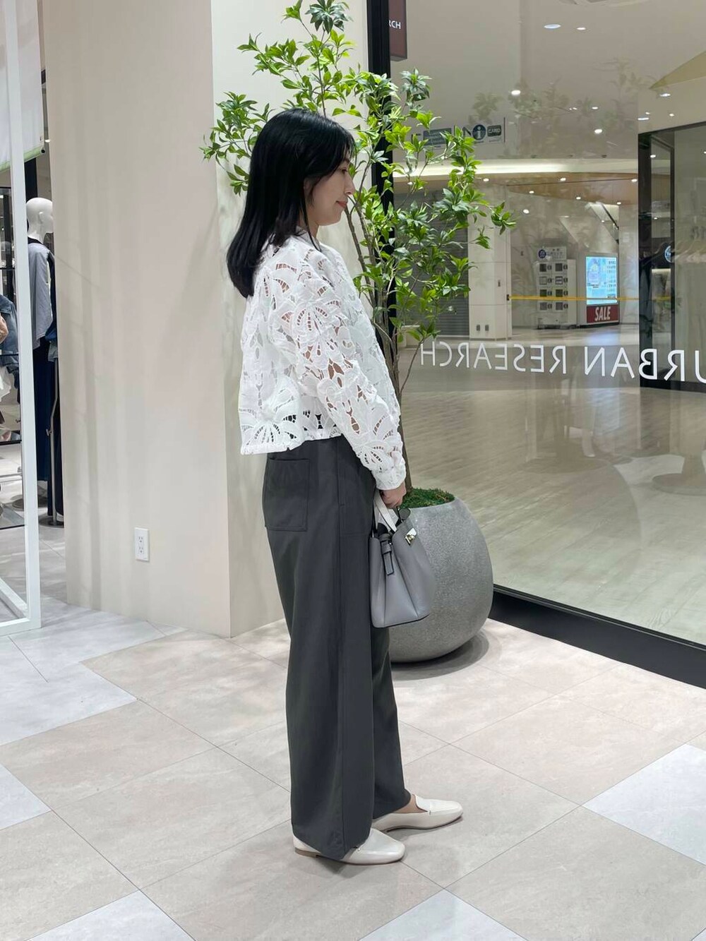 タンクトップを使った「白レース」の人気ファッションコーディネート