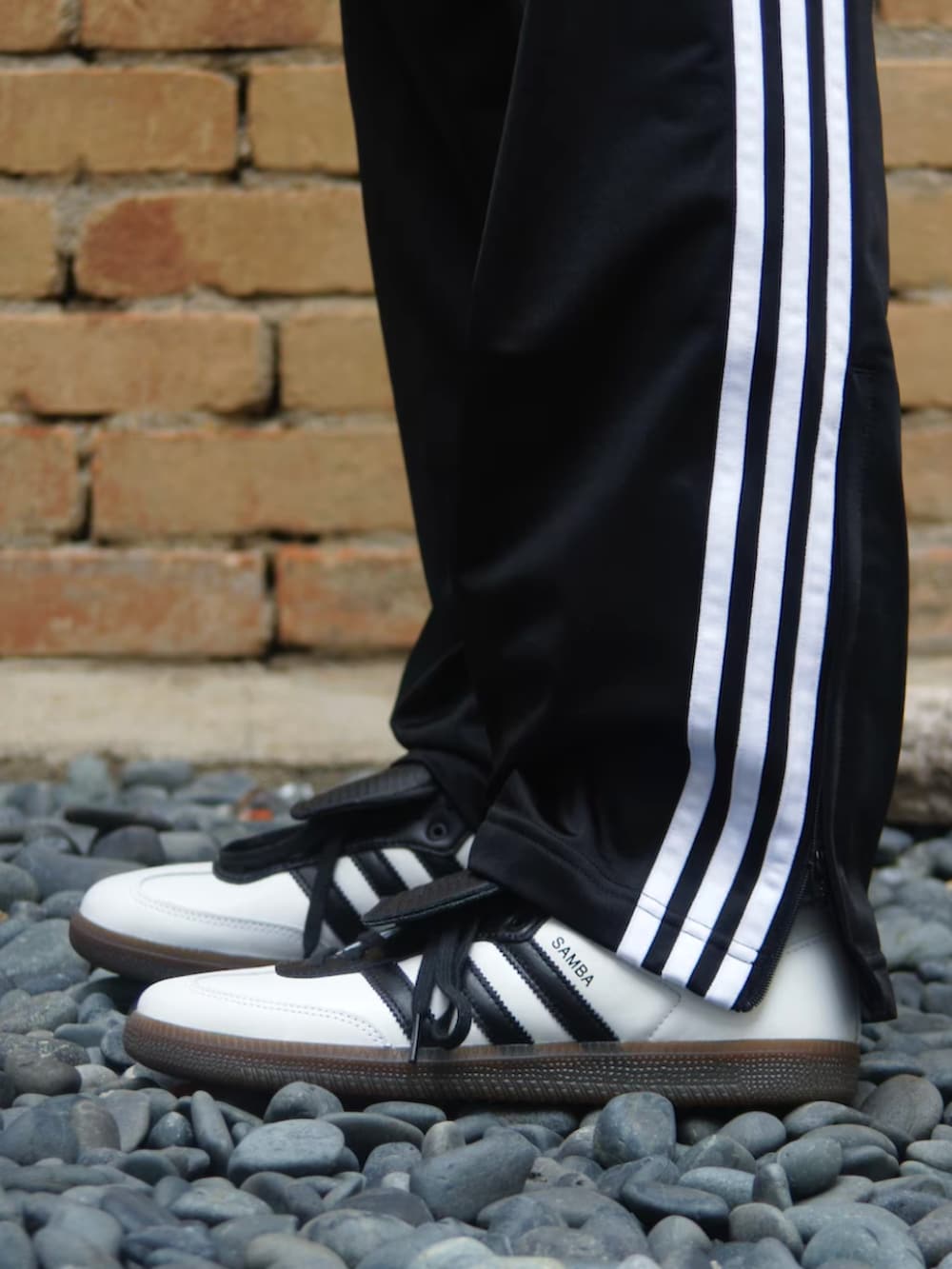 ブラック系のスウェットパンツ、ホワイト系のスニーカー、ピンク系のTシャツ/カットソーを着用したメンズの夏コーディネートの4枚目の写真