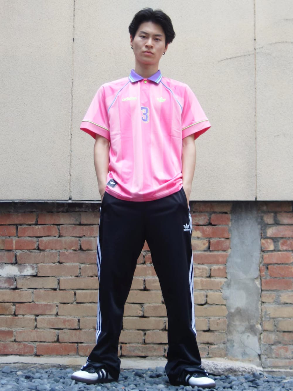 ブラック系のスウェットパンツ、ホワイト系のスニーカー、ピンク系のTシャツ/カットソーを着用したメンズの夏コーディネートの2枚目の写真