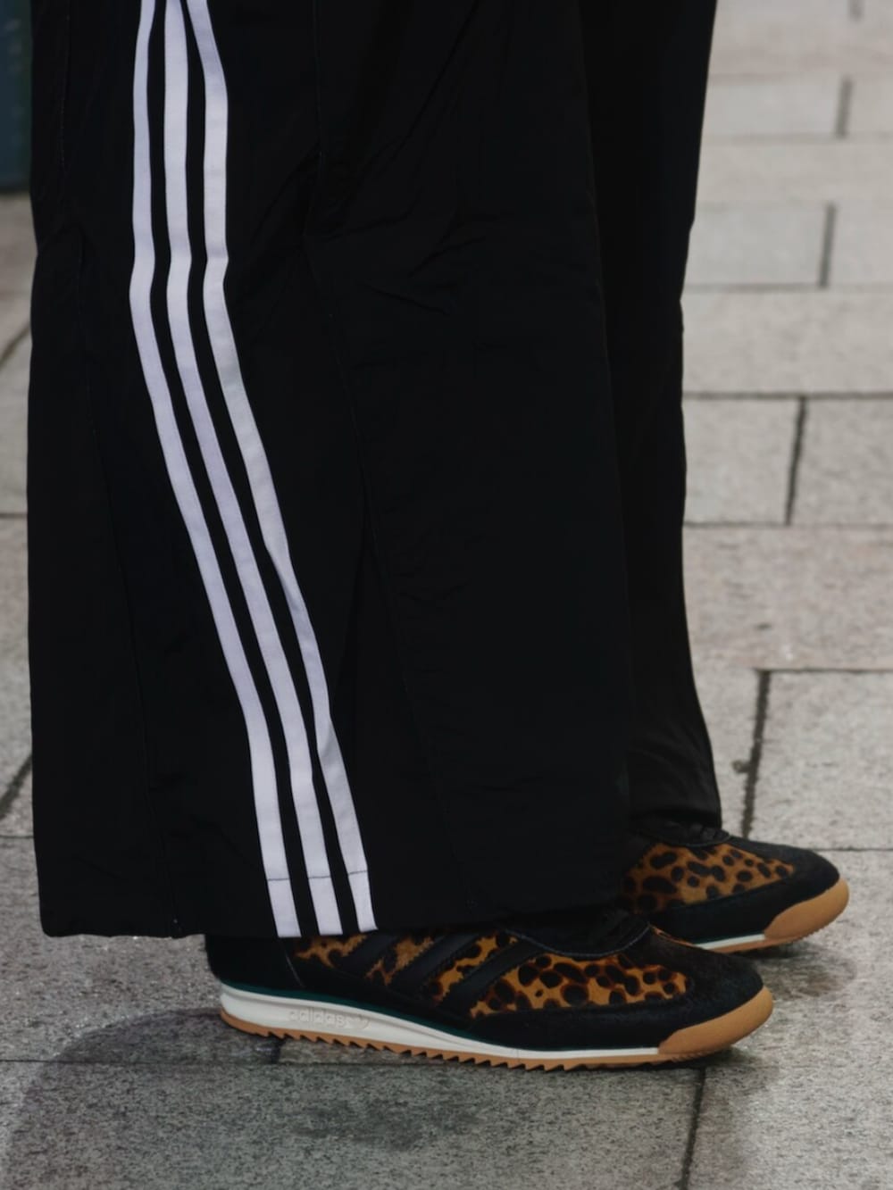 ブラック系のジャージ、ブラック系のスウェットパンツ、ブラック系のスニーカーを着用したメンズの春コーディネートの2枚目の写真