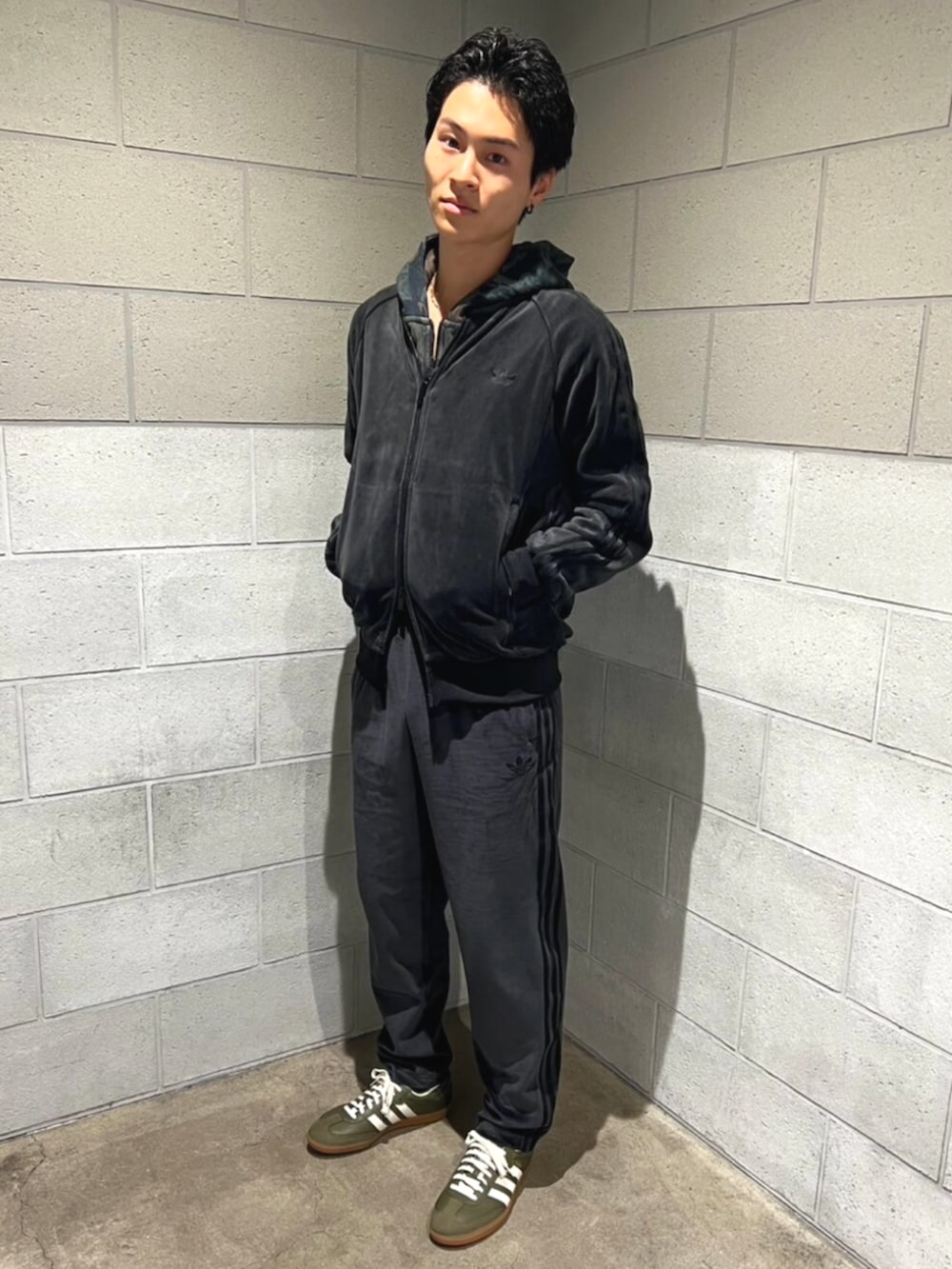 ブラック系のパーカー、ブラック系のジャージ、ブラック系のパンツを着用したメンズの秋コーディネートの2枚目の写真