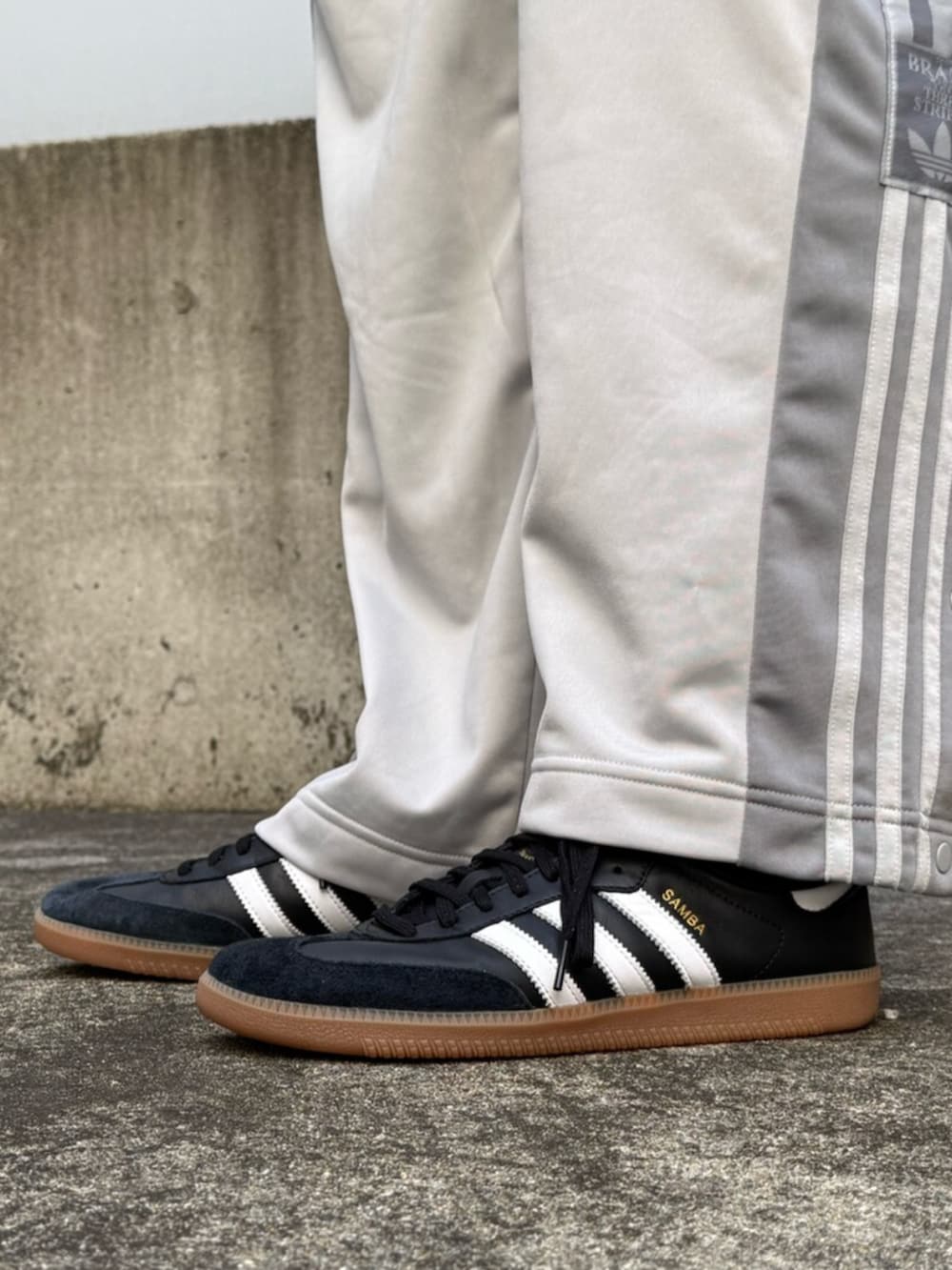 ストライプ半袖シャツとadidas Samba アディカラー トレフォイル 半袖Tシャツ、アディダス オリジナル