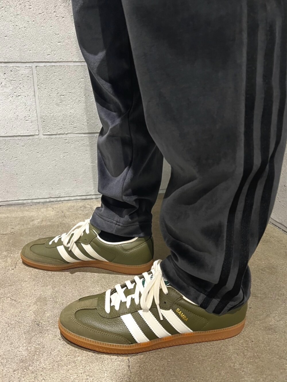 ブラック系のパーカー、ブラック系のジャージ、ブラック系のパンツを着用したメンズの秋コーディネートの4枚目の写真