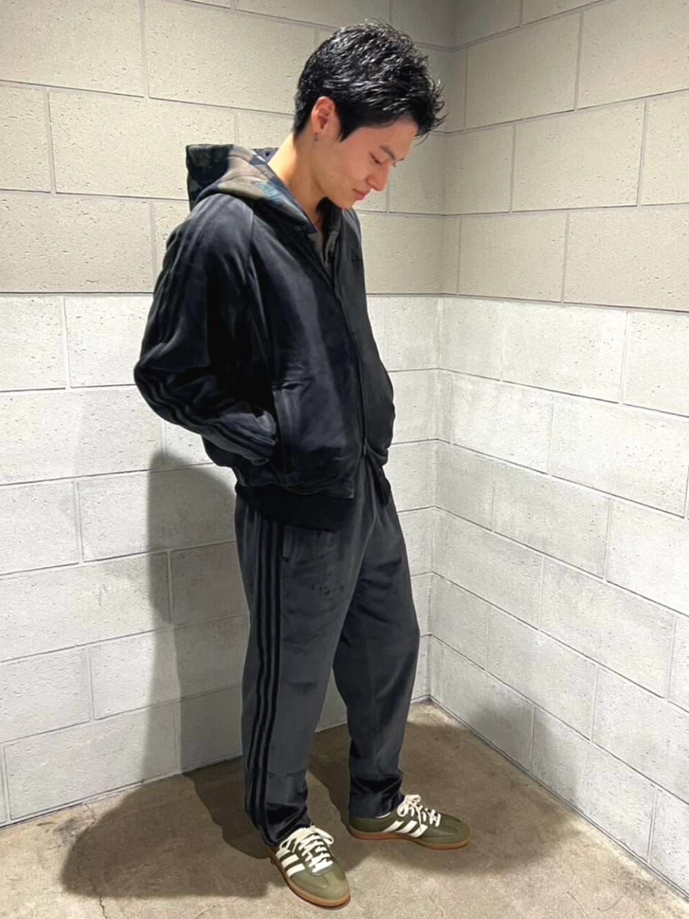 ブラック系のパーカー、ブラック系のジャージ、ブラック系のパンツを着用したメンズの秋コーディネートの3枚目の写真