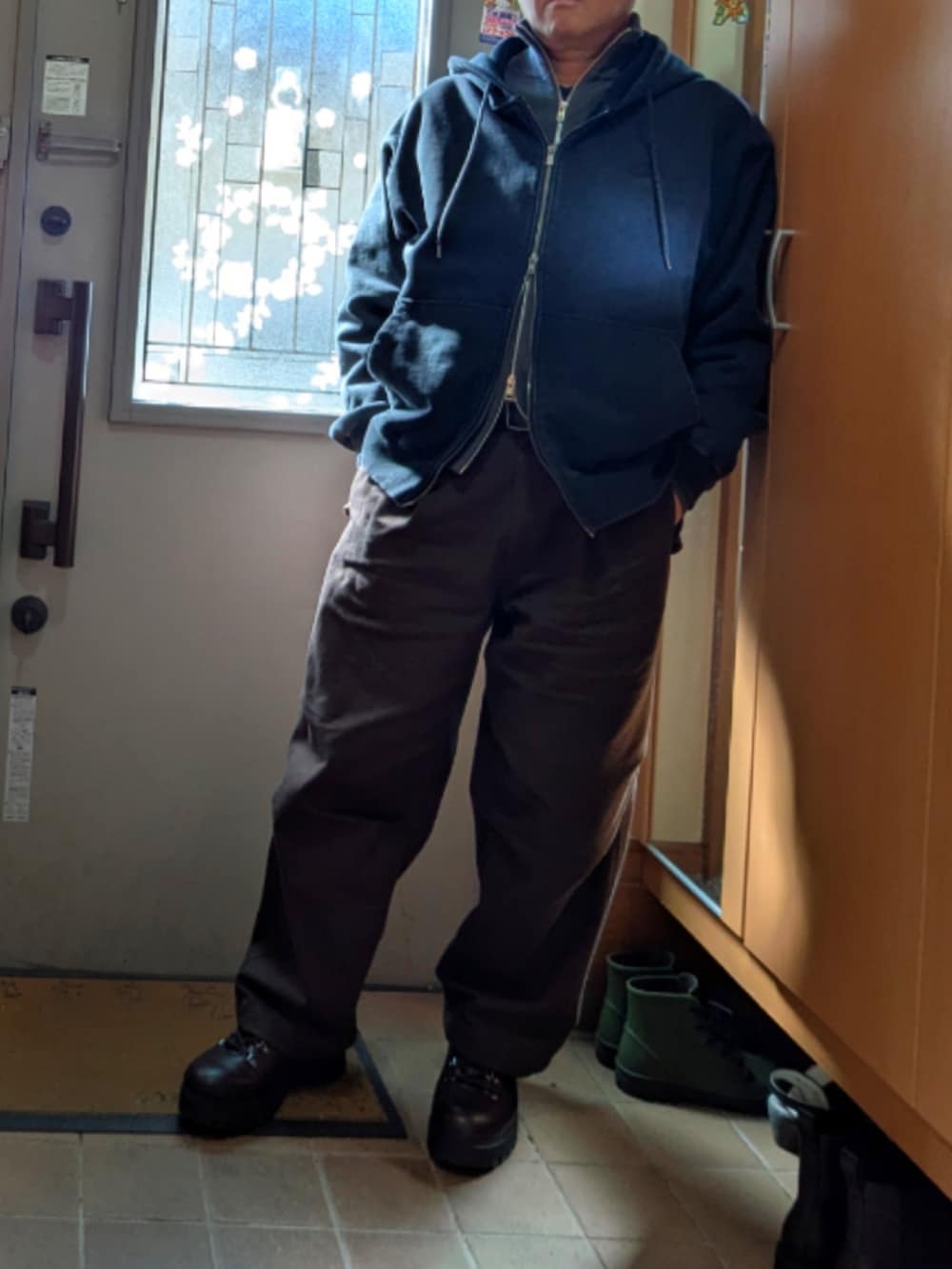 ブラウン系のその他パンツ、ブラック系のブルゾン、ブラック系のドレスシューズを着用したメンズの冬コーディネートの5枚目の写真