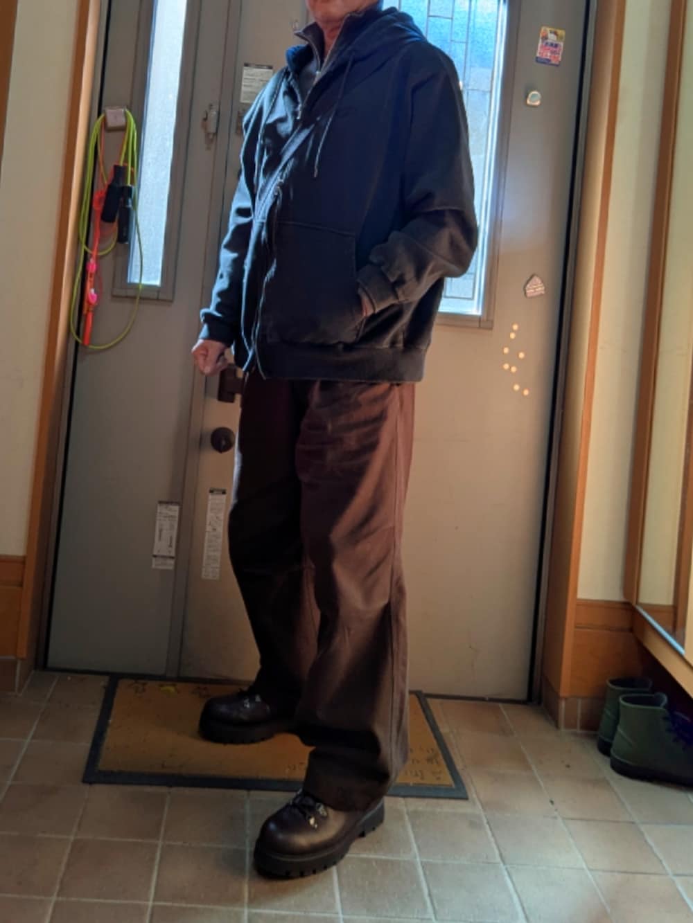 ブラウン系のその他パンツ、ブラック系のブルゾン、ブラック系のドレスシューズを着用したメンズの冬コーディネートの4枚目の写真