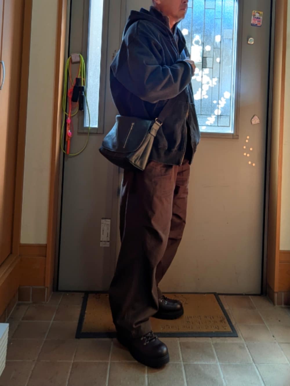 ブラウン系のその他パンツ、ブラック系のブルゾン、ブラック系のドレスシューズを着用したメンズの冬コーディネートの3枚目の写真