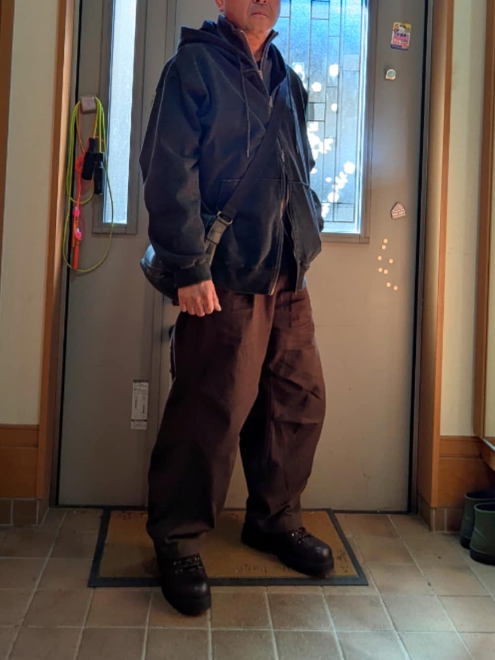 ブラウン系のその他パンツ、ブラック系のブルゾン、ブラック系のドレスシューズを着用したメンズの冬コーディネートの2枚目の写真