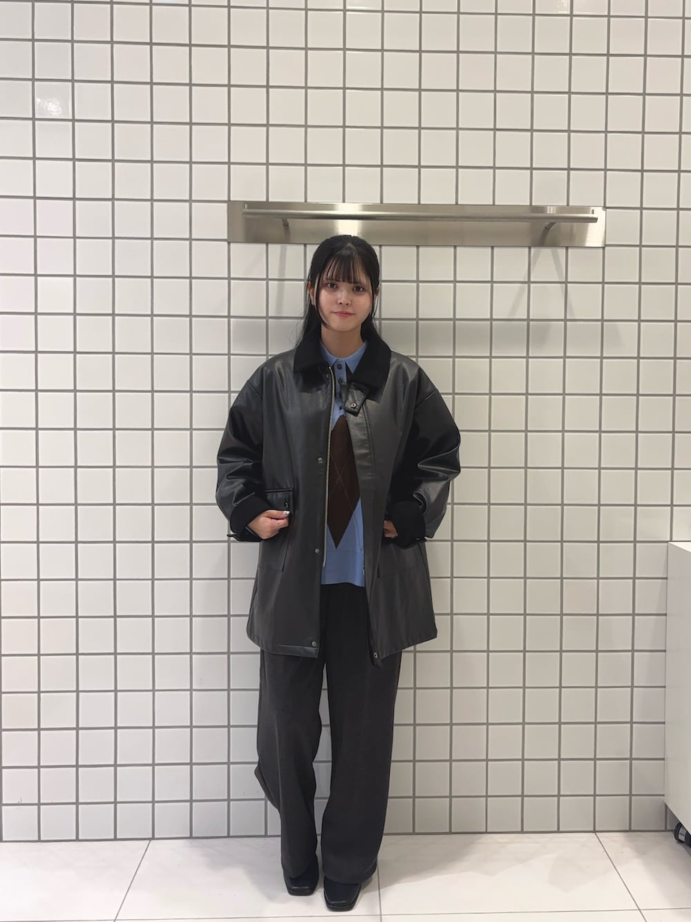 グレー系のニット/セーター、グリーン系のその他パンツ、ブラック系のブーツを着用したレディースの秋コーディネートの4枚目の写真