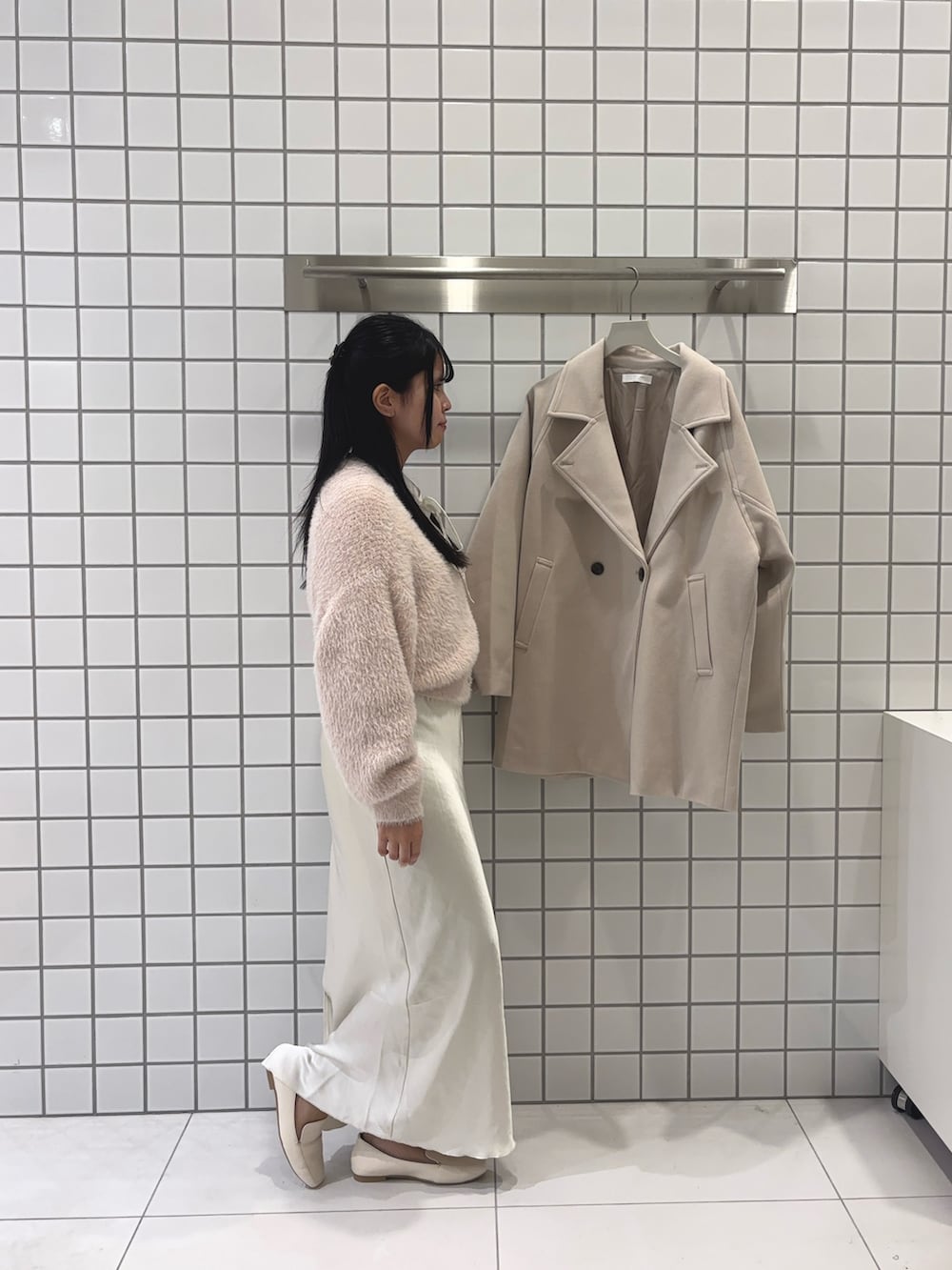 ホワイト系のスカート、ホワイト系のシャツ/ブラウス、ピンク系のカーディガン/ボレロを着用したレディースの秋コーディネートの2枚目の写真