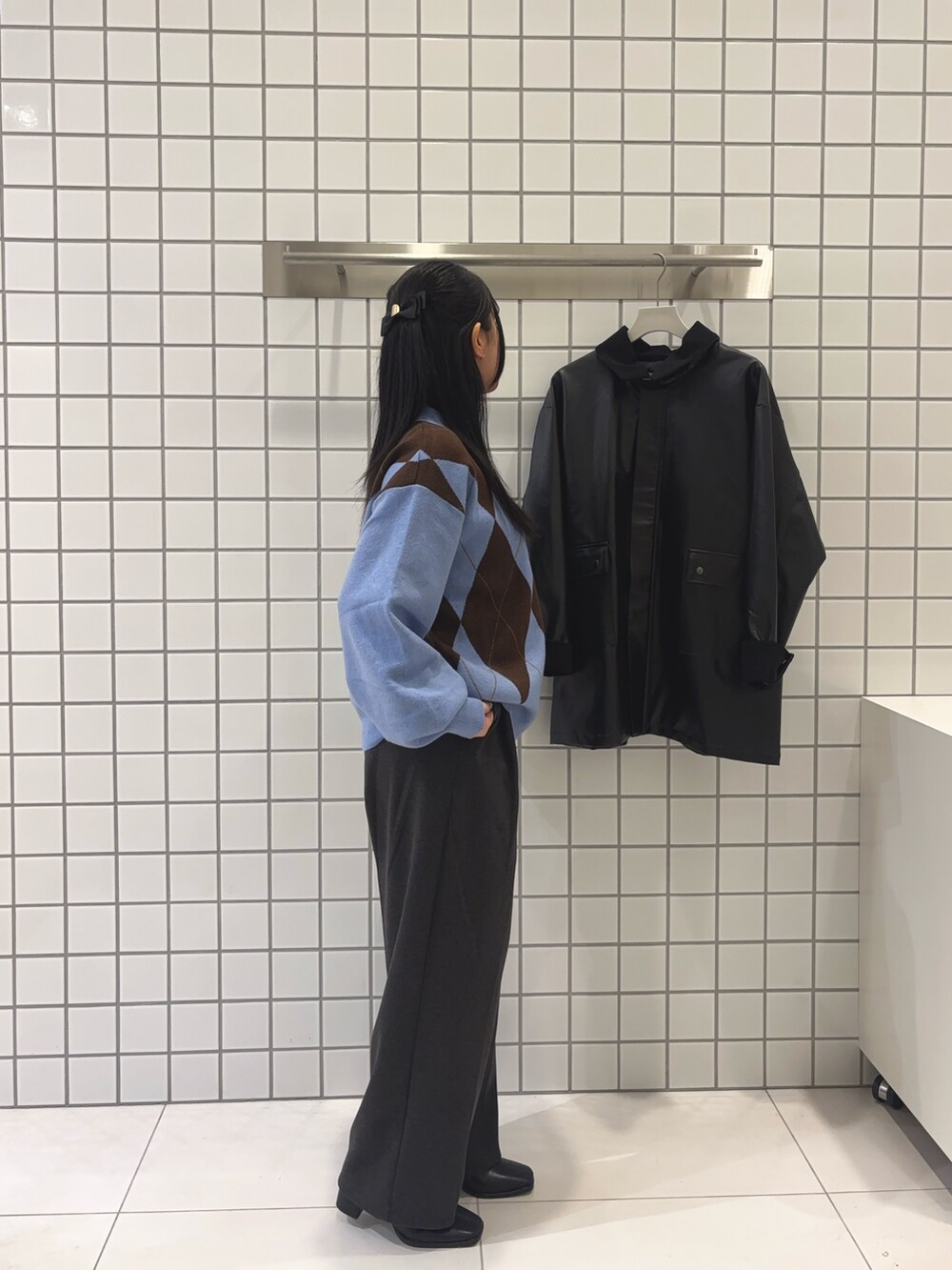 グレー系のニット/セーター、グリーン系のその他パンツ、ブラック系のブーツを着用したレディースの秋コーディネートの2枚目の写真