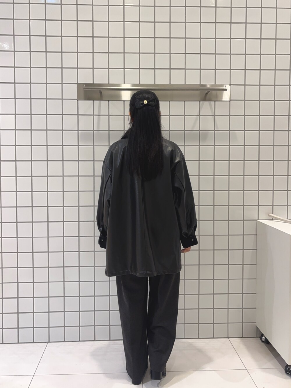 グレー系のニット/セーター、グリーン系のその他パンツ、ブラック系のブーツを着用したレディースの秋コーディネートの5枚目の写真