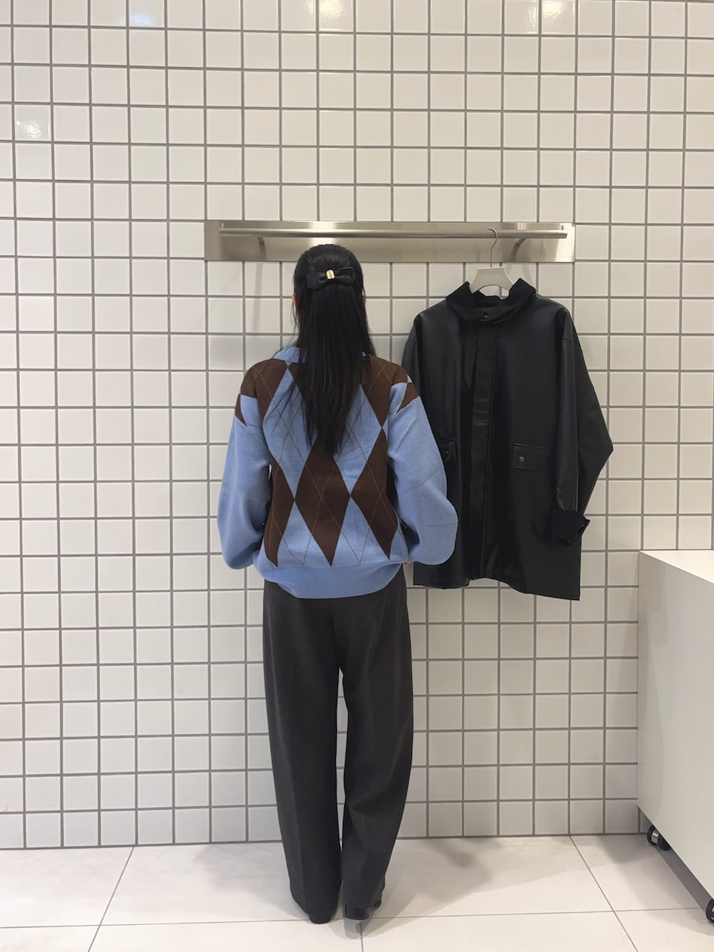 グレー系のニット/セーター、グリーン系のその他パンツ、ブラック系のブーツを着用したレディースの秋コーディネートの3枚目の写真