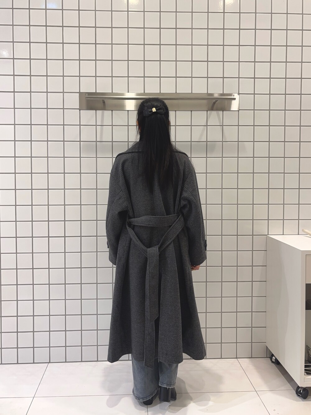 グレー系のニット/セーター、グレー系のその他アウター、ブラック系のブーツを着用したレディースの秋コーディネートの4枚目の写真