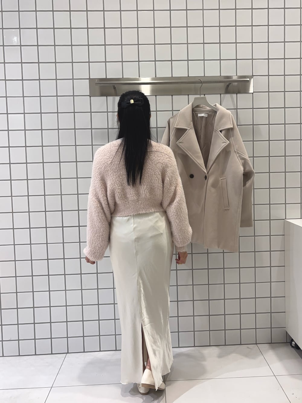 ホワイト系のスカート、ホワイト系のシャツ/ブラウス、ピンク系のカーディガン/ボレロを着用したレディースの秋コーディネートの3枚目の写真