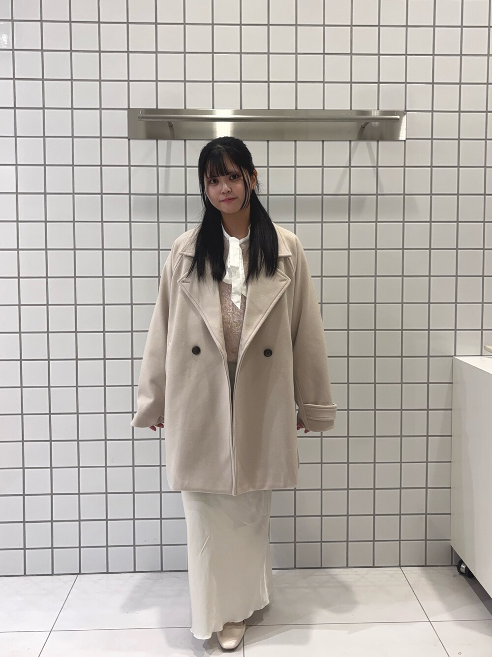 ホワイト系のスカート、ホワイト系のシャツ/ブラウス、ピンク系のカーディガン/ボレロを着用したレディースの秋コーディネートの4枚目の写真