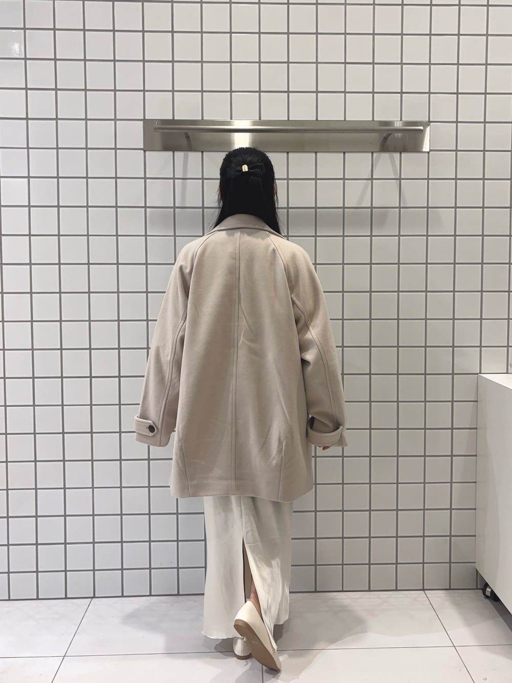 ホワイト系のスカート、ホワイト系のシャツ/ブラウス、ピンク系のカーディガン/ボレロを着用したレディースの秋コーディネートの5枚目の写真