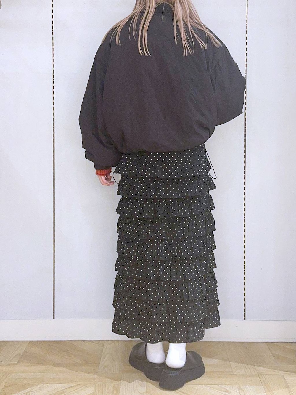 ブラック系のその他アウター、その他のスカート、ブラック系のサンダルを着用したレディースの秋コーディネートの3枚目の写真