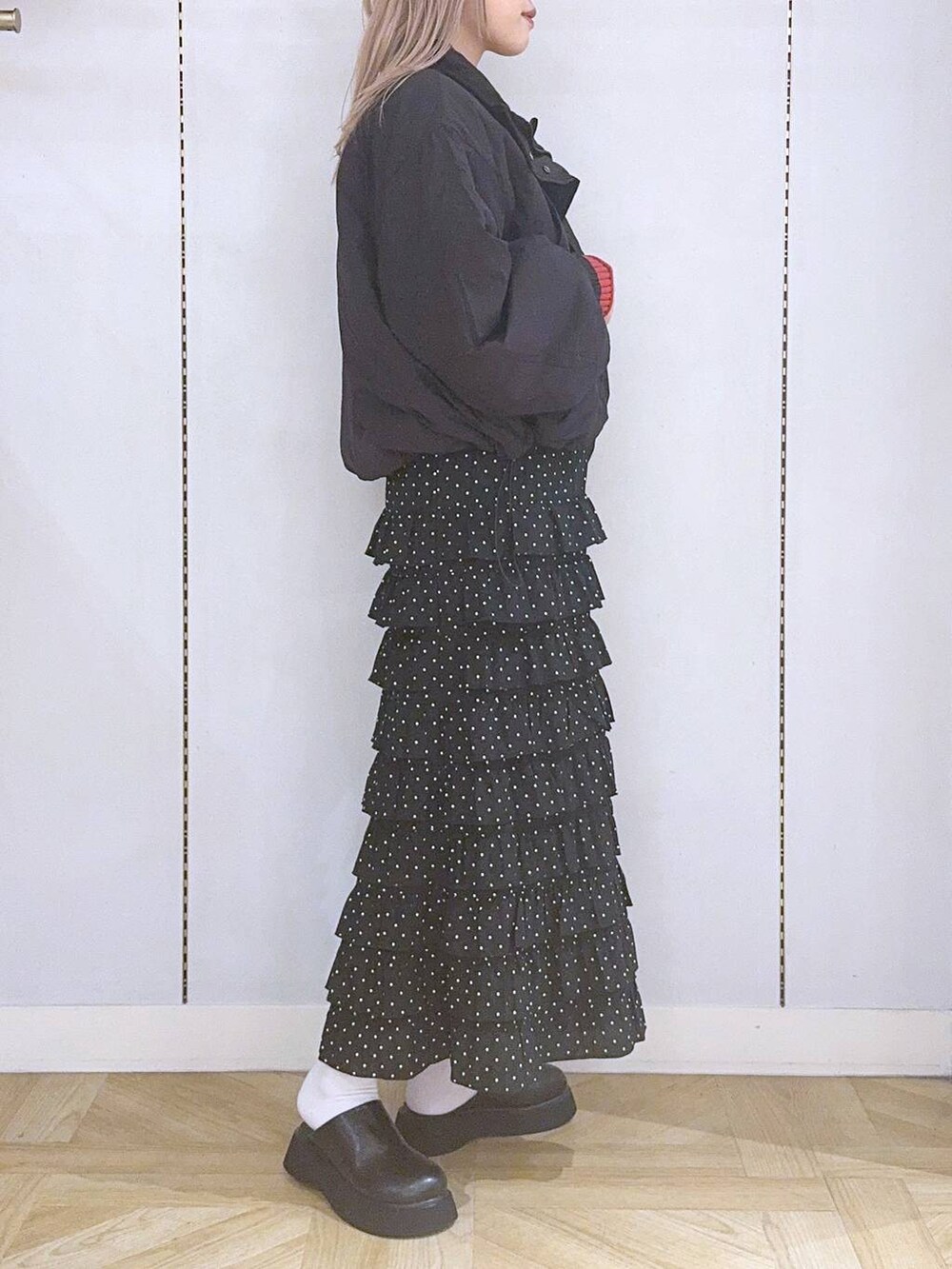 ブラック系のその他アウター、その他のスカート、ブラック系のサンダルを着用したレディースの秋コーディネートの2枚目の写真