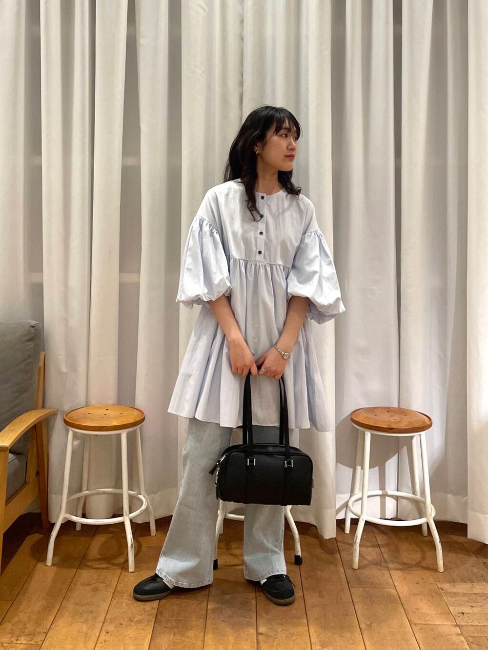 「urbanresearchdoors、RODESKO、adidas、アーバンリサーチドアーズ、newarrival、低身長コーデ、ロデスコ、骨格ストレート、キレイめカジュアル、シューズサイズ23㎝〜23.5㎝、私のイチ推しブランド、過ごしやすい、暮らしを楽しむ、ブラウスが主役の春コーデ」｜「RODE SKOのヨコナガボストンバッグ（ボストンバッグ、ブラック系）」を使った、mumumumu7742さん（レディース・156cm）の春コーディネートの4枚目の写真