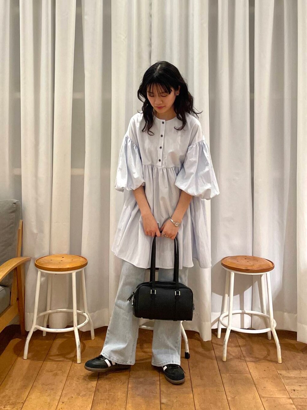 「urbanresearchdoors、RODESKO、adidas、アーバンリサーチドアーズ、newarrival、低身長コーデ、ロデスコ、骨格ストレート、キレイめカジュアル、シューズサイズ23㎝〜23.5㎝、私のイチ推しブランド、過ごしやすい、暮らしを楽しむ、ブラウスが主役の春コーデ」｜「RODE SKOのヨコナガボストンバッグ（ボストンバッグ、ブラック系）」を使った、mumumumu7742さん（レディース・156cm）の春コーディネートの3枚目の写真