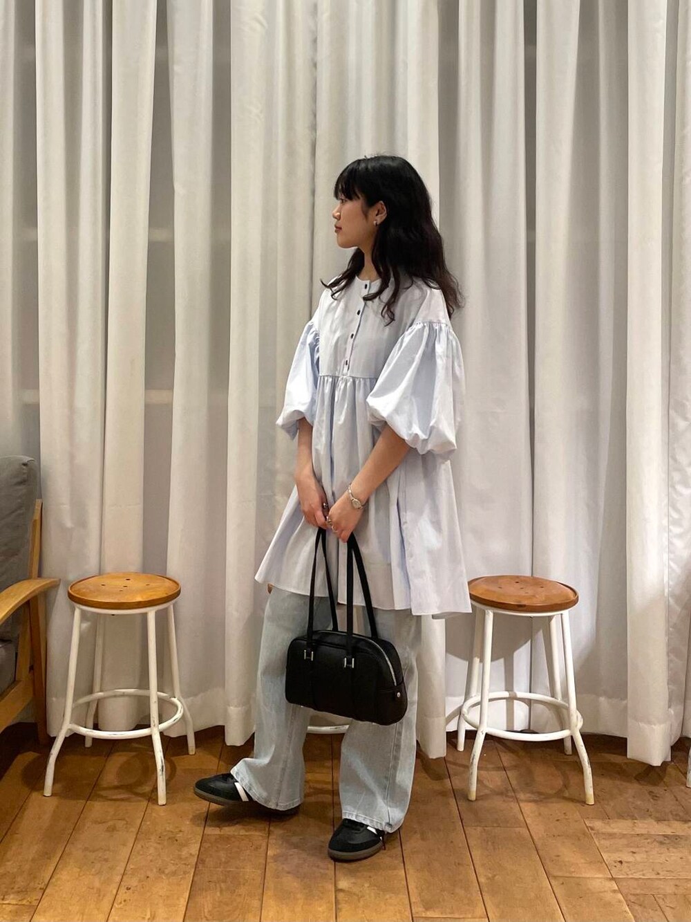 「urbanresearchdoors、RODESKO、adidas、アーバンリサーチドアーズ、newarrival、低身長コーデ、ロデスコ、骨格ストレート、キレイめカジュアル、シューズサイズ23㎝〜23.5㎝、私のイチ推しブランド、過ごしやすい、暮らしを楽しむ、ブラウスが主役の春コーデ」｜「RODE SKOのヨコナガボストンバッグ（ボストンバッグ、ブラック系）」を使った、mumumumu7742さん（レディース・156cm）の春コーディネートの7枚目の写真