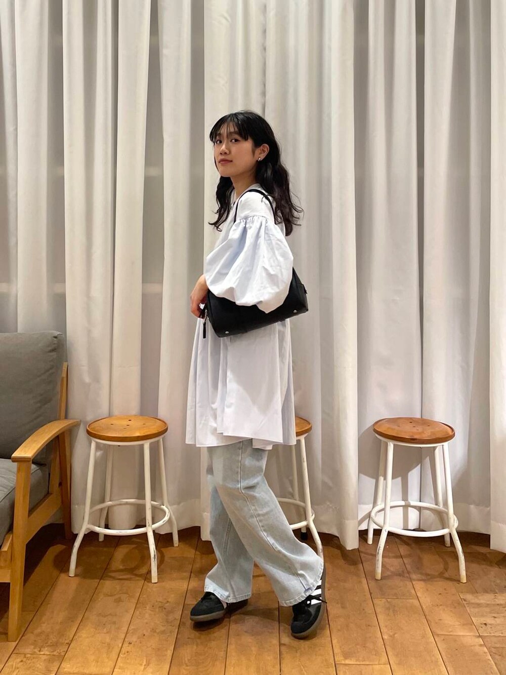 「urbanresearchdoors、RODESKO、adidas、アーバンリサーチドアーズ、newarrival、低身長コーデ、ロデスコ、骨格ストレート、キレイめカジュアル、シューズサイズ23㎝〜23.5㎝、私のイチ推しブランド、過ごしやすい、暮らしを楽しむ、ブラウスが主役の春コーデ」｜「RODE SKOのヨコナガボストンバッグ（ボストンバッグ、ブラック系）」を使った、mumumumu7742さん（レディース・156cm）の春コーディネートの6枚目の写真
