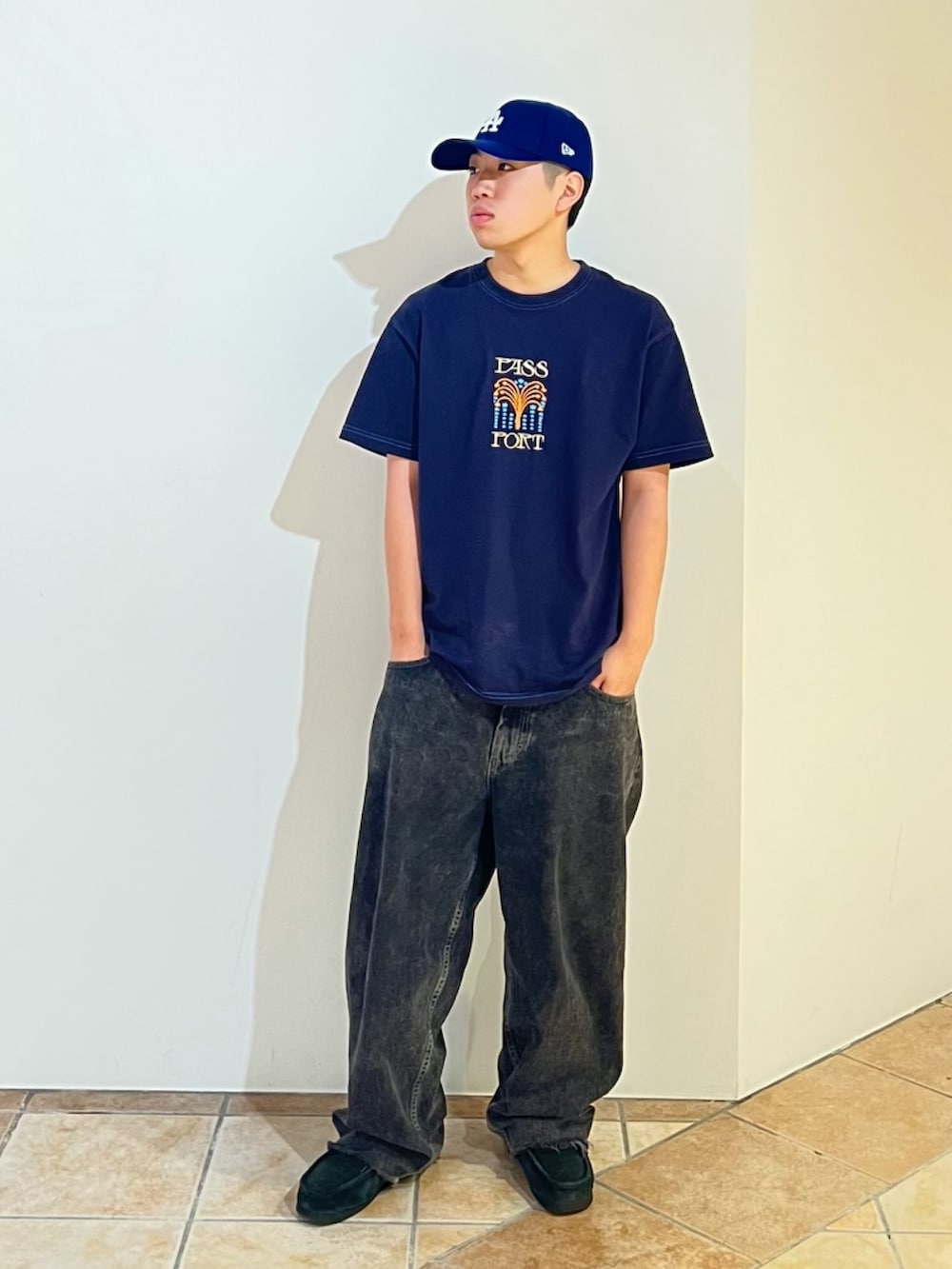 ブルー系のTシャツ/カットソー、ブラック系のデニムパンツ、ブラック系のブーツを着用したメンズの夏コーディネートの2枚目の写真