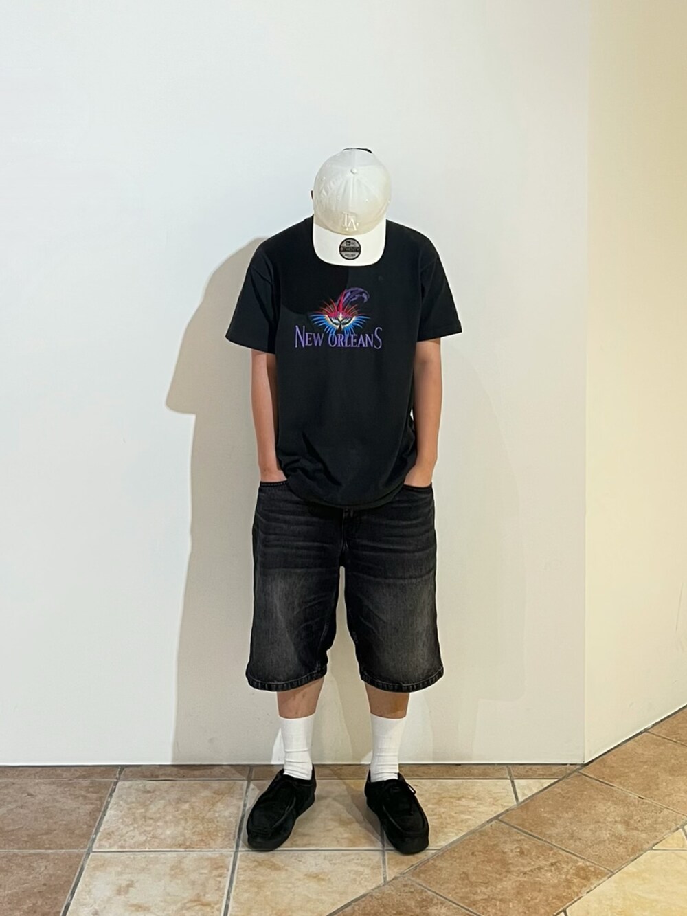 ホワイト系のキャップを着用したメンズの夏コーディネートの2枚目の写真