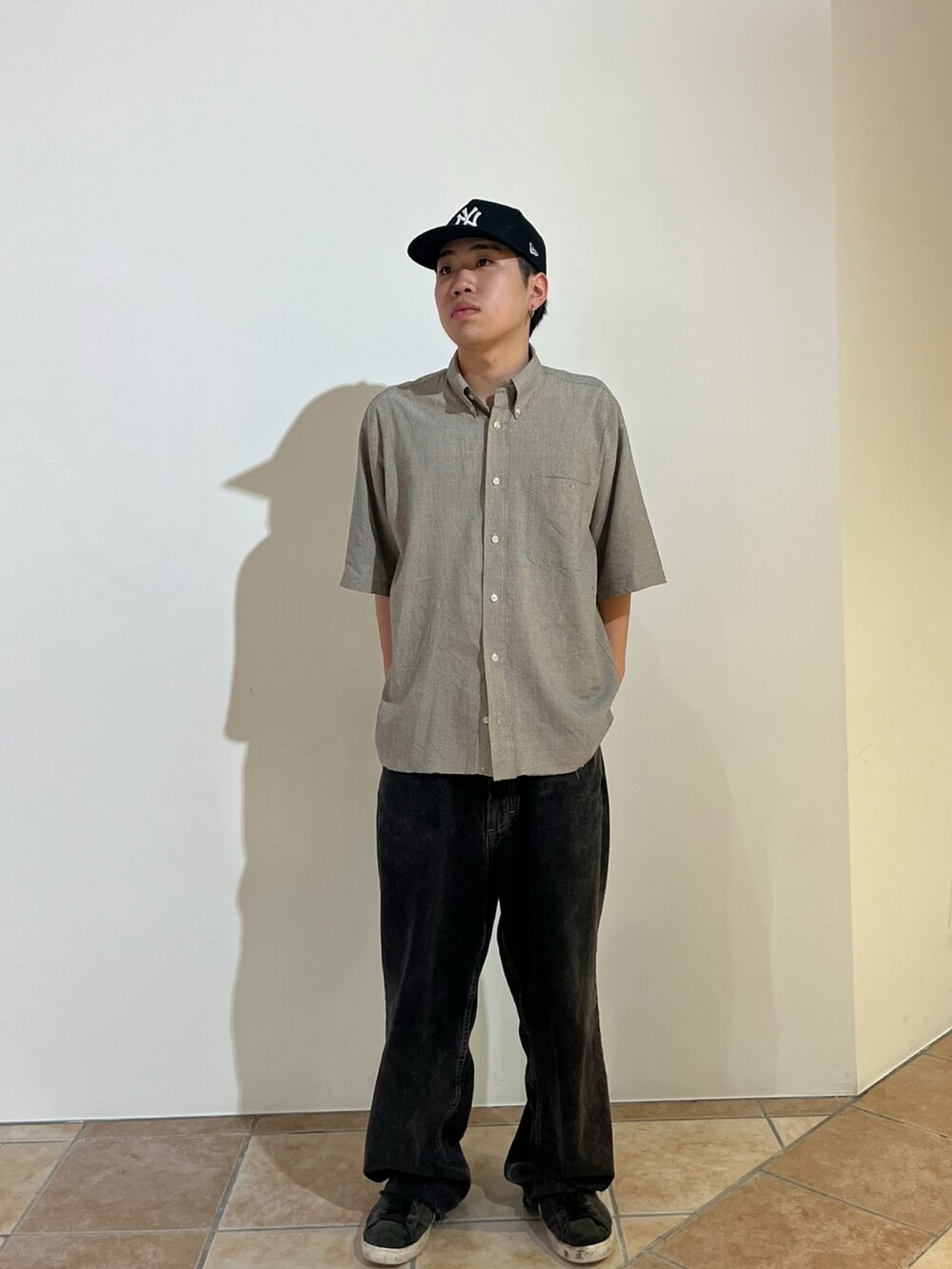 ブルー系のキャップを着用したメンズの夏コーディネートの2枚目の写真