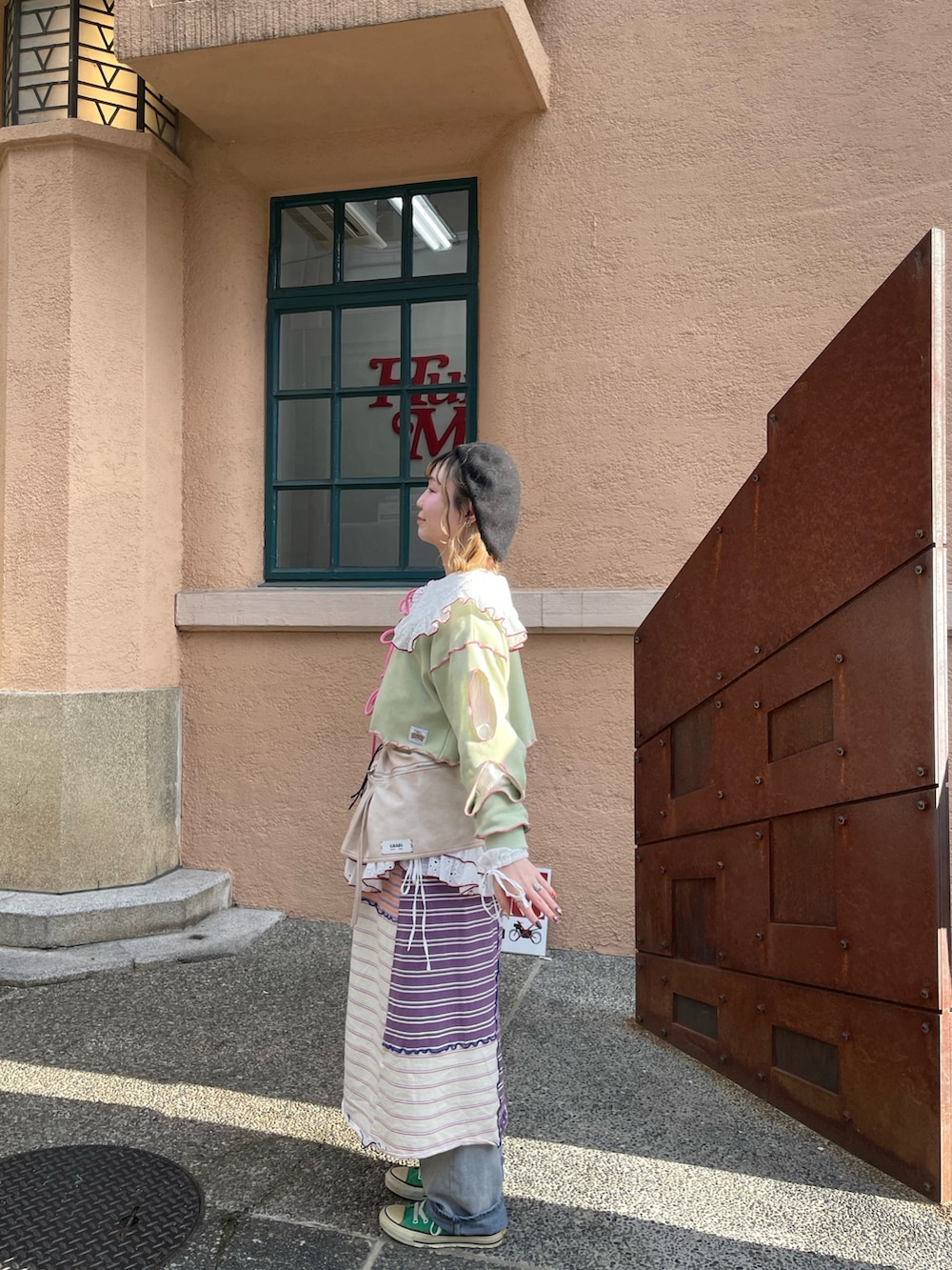「チャオパニック、チャオパニック(Ciaopanic)、CIAOPANIC、ciaopanic、春服、春服コーデ、レイヤードスタイル、スウェット、骨格ナチュラル、157cm」｜「HELLO.SANFRANCISCOの【あや企画】【HELLO.SANFRANCISCO/ハローサンフランシスコ】配色ステッチフリルチュニック（チュニック、ピンク系）」を使った、natsusongさん（レディース・157cm）の春コーディネートの2枚目の写真