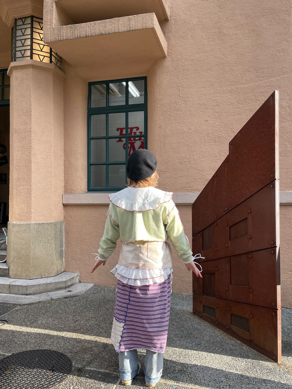 「チャオパニック、チャオパニック(Ciaopanic)、CIAOPANIC、ciaopanic、春服、春服コーデ、レイヤードスタイル、スウェット、骨格ナチュラル、157cm」｜「HELLO.SANFRANCISCOの【あや企画】【HELLO.SANFRANCISCO/ハローサンフランシスコ】配色ステッチフリルチュニック（チュニック、ピンク系）」を使った、natsusongさん（レディース・157cm）の春コーディネートの3枚目の写真