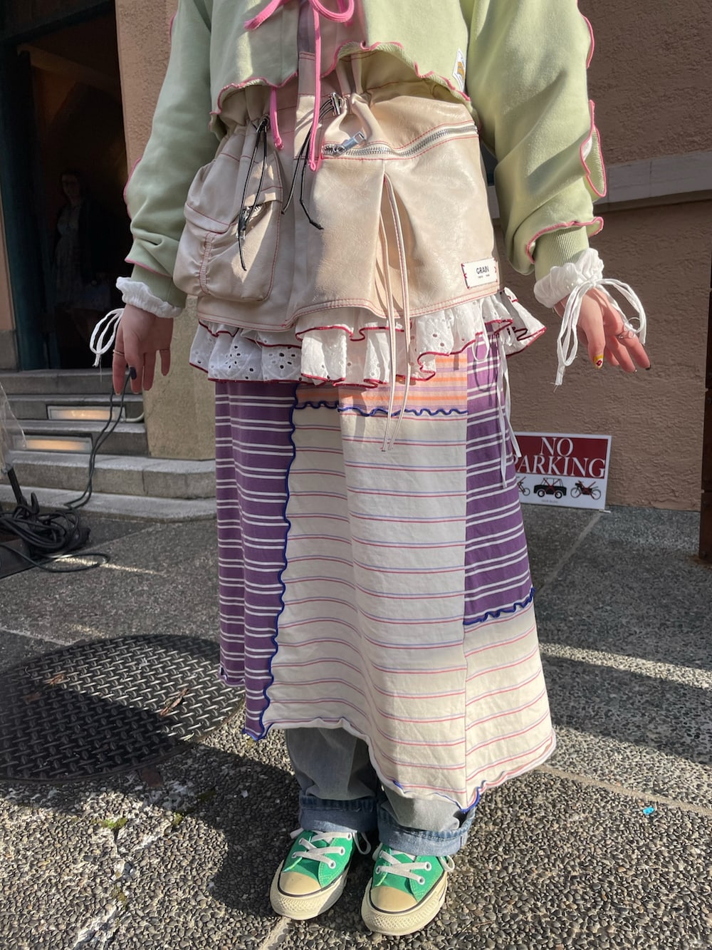 「チャオパニック、チャオパニック(Ciaopanic)、CIAOPANIC、ciaopanic、春服、春服コーデ、レイヤードスタイル、スウェット、骨格ナチュラル、157cm」｜「HELLO.SANFRANCISCOの【あや企画】【HELLO.SANFRANCISCO/ハローサンフランシスコ】配色ステッチフリルチュニック（チュニック、ピンク系）」を使った、natsusongさん（レディース・157cm）の春コーディネートの5枚目の写真
