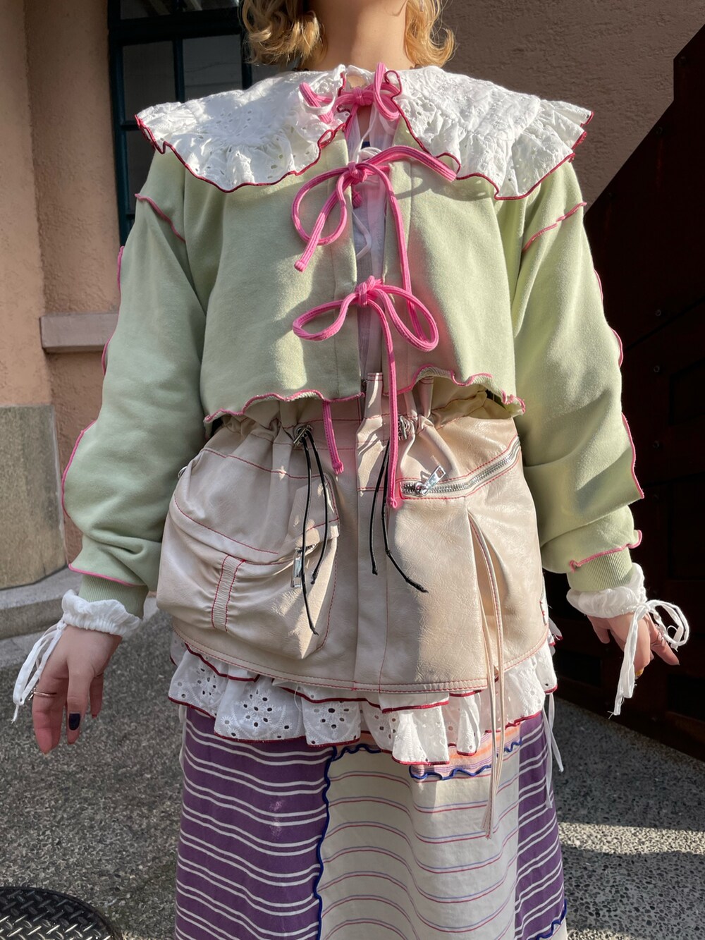 「チャオパニック、チャオパニック(Ciaopanic)、CIAOPANIC、ciaopanic、春服、春服コーデ、レイヤードスタイル、スウェット、骨格ナチュラル、157cm」｜「HELLO.SANFRANCISCOの【あや企画】【HELLO.SANFRANCISCO/ハローサンフランシスコ】配色ステッチフリルチュニック（チュニック、ピンク系）」を使った、natsusongさん（レディース・157cm）の春コーディネートの4枚目の写真